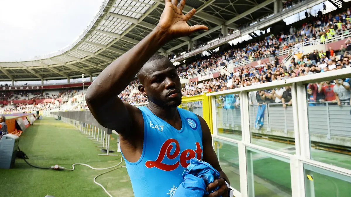 FILE PHOTO: Soccer Football - Serie A - Torino v Napoli - Stadio Olimpico Grande Torino, Turin, Italy - May 7, 2022 Napoli's Kalidou Koulibaly salutes fans after the match REUTERS/Massimo Pinca/File Photo