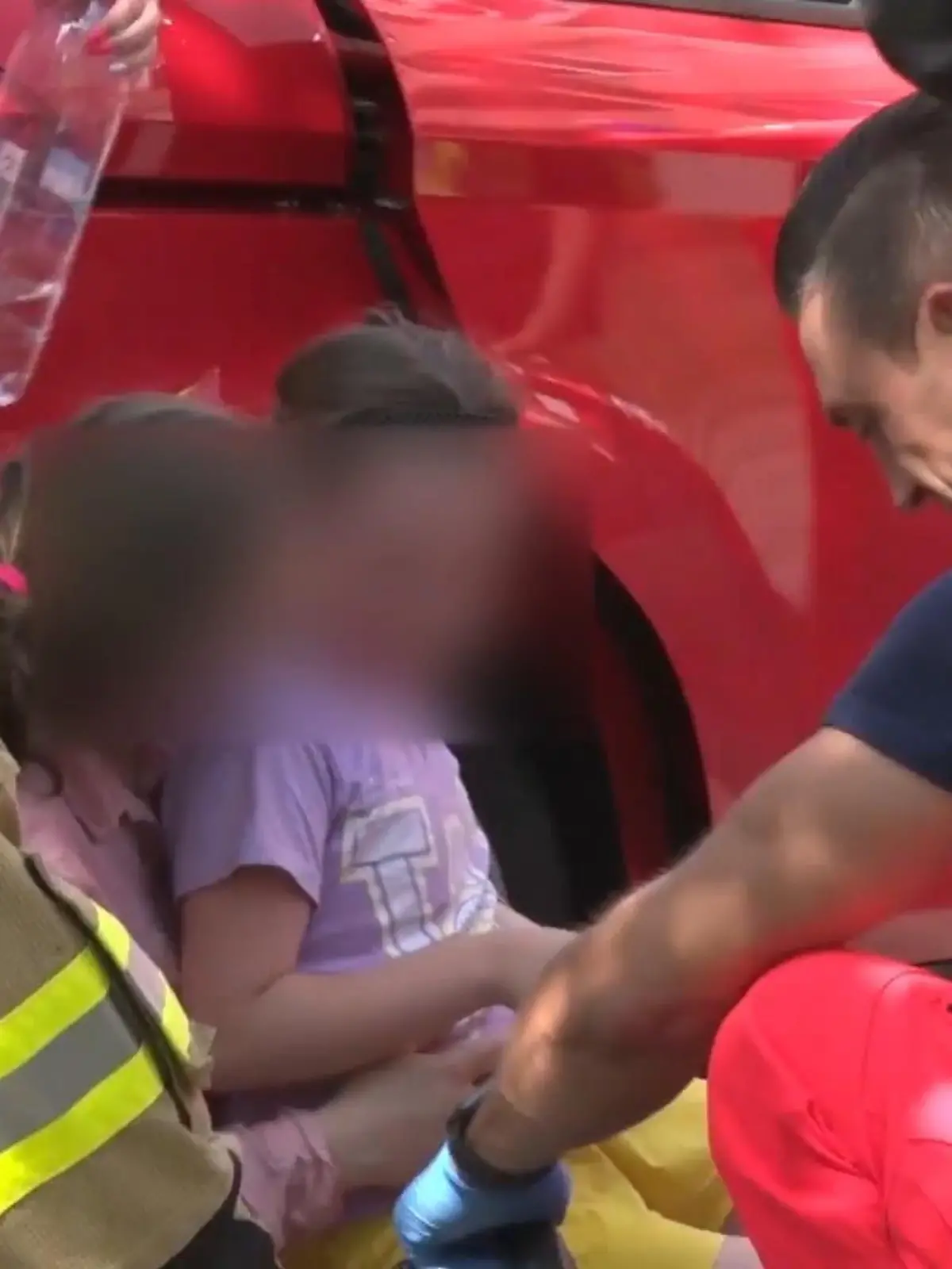 In Brandenburg an der Havel musste die Feuerwehr ein Mädchen aus einem aufgeheiztem Auto befreien. Das Fahrzeug ließ sich nicht mehr mit dem Schlüssel öffnen. Zuerst versuchten Helfer das Auto gewaltfrei zu öffnen, mussten dann aber doch eine Scheibe einschlagen. Dem Mädchen ging es nach der Rettung den Umständen entsprechend gut.