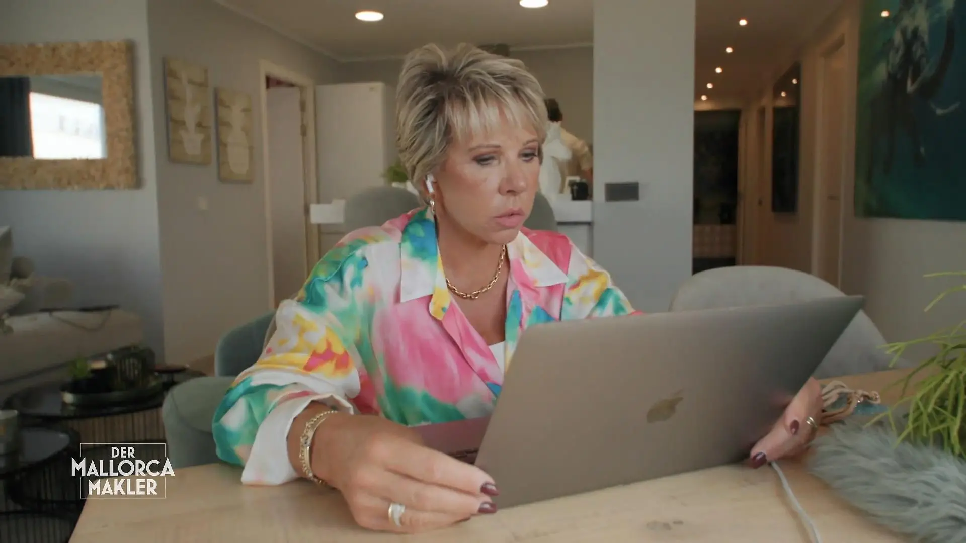Silke macht einen Online-Sprachkurs In Spanisch