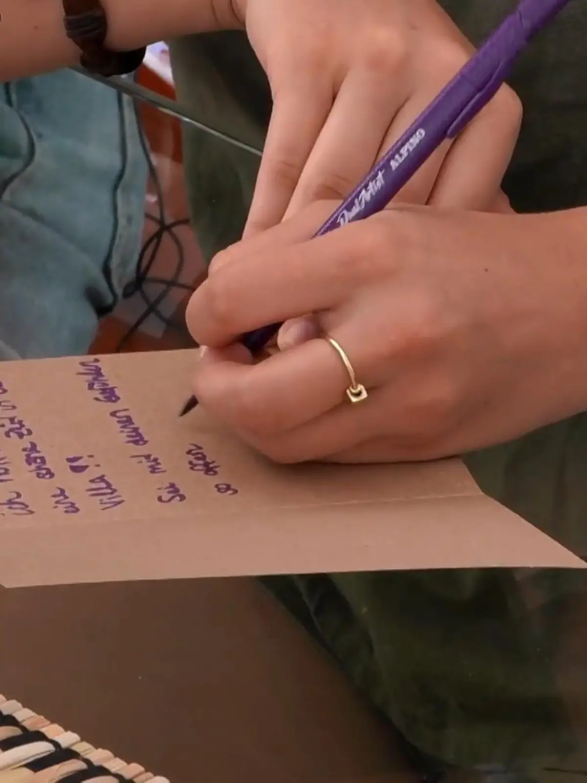 Bild zu: "Die Kinder schreiben ihren Eltern einen Brief"