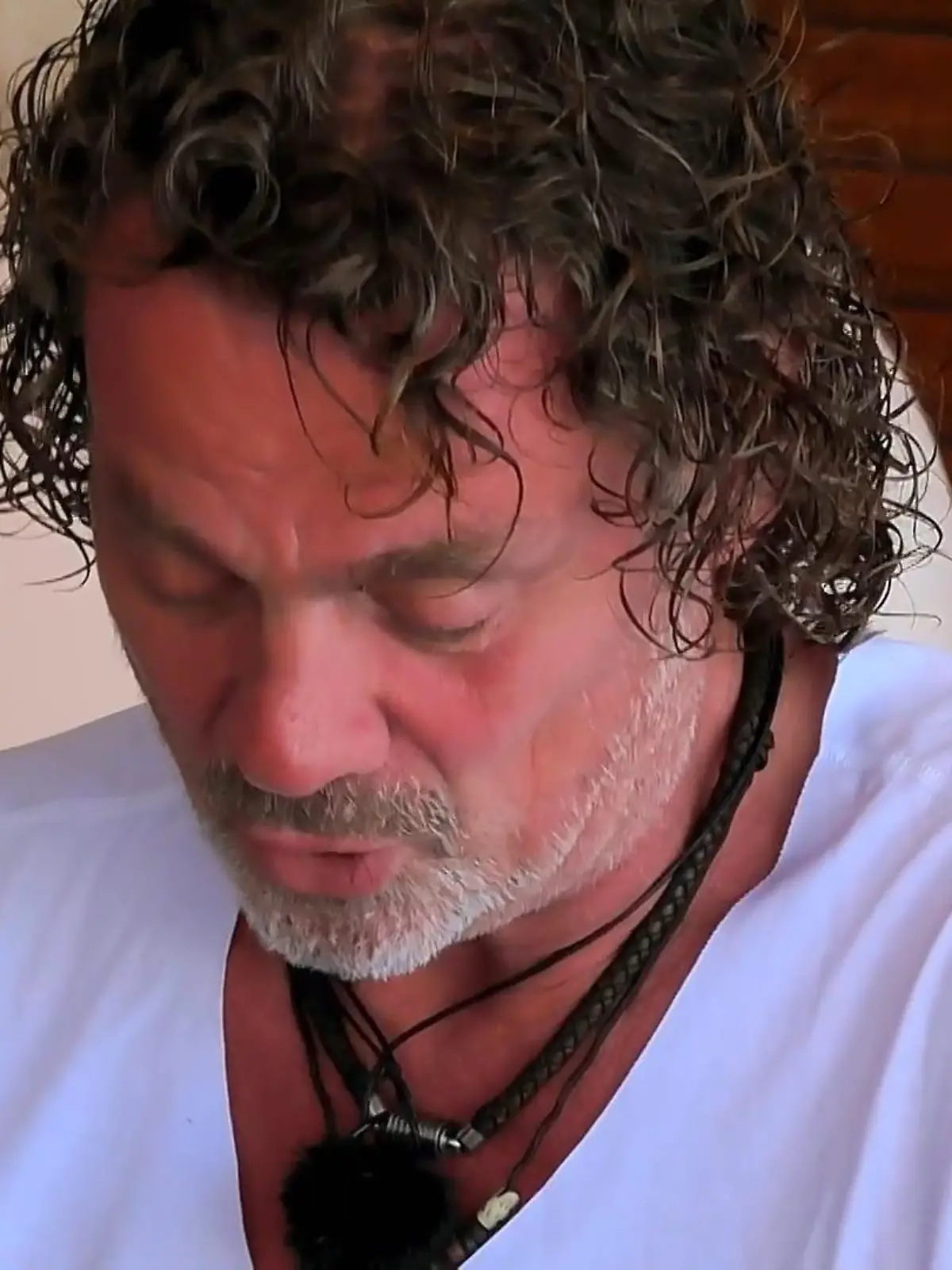 Bild zu: "Beim Öffnen der Briefe fließen die Tränen"