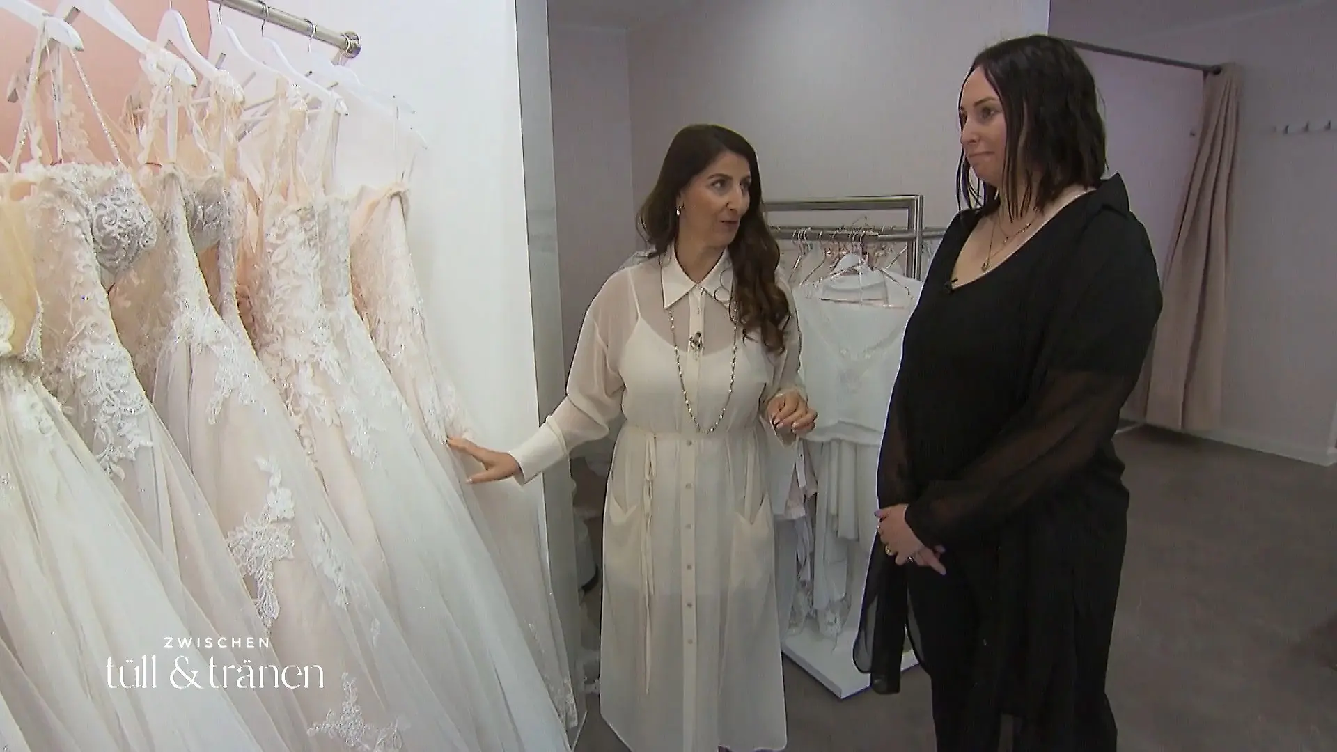 Vanessa wagt sich an ein Glitzerkleid Kontrastprogramm