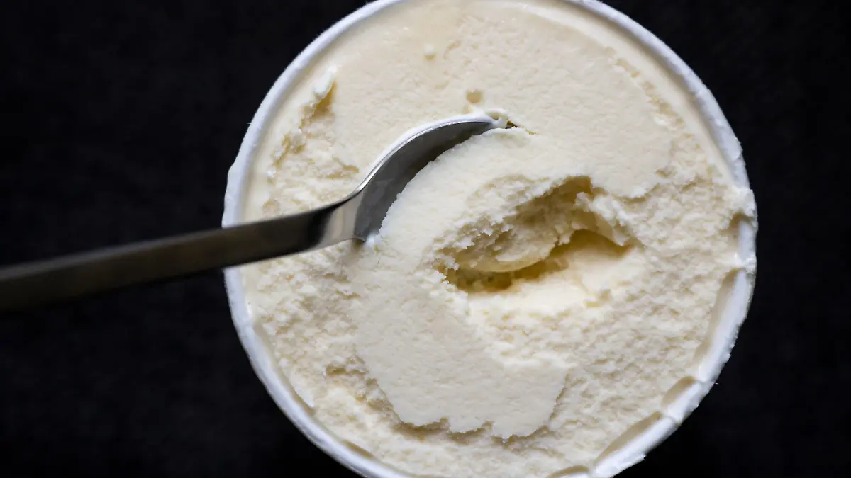 Ein Löffel steckt in einem Becher mit Vanilleeis. Der Hersteller General Mills ruft Produkte von Häagen-Dazs mit der Geschmacksrichtung «Vanilla» zurück. Es könne nicht ausgeschlossen werden, dass sich in den Produkten Rückstände von Ethylenoxid befinden. Es gehe um die Größen 460 ml, 95 ml und die Classic Collection 4x95 ml mit dem Mindesthaltbarkeitsdatum 21. Mai 2023.