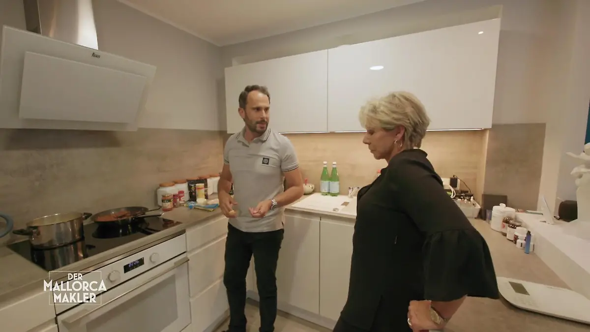 Silke und Dennis genießen ihren gemeinsamen Abend 23 Jahre Altersunterschied
