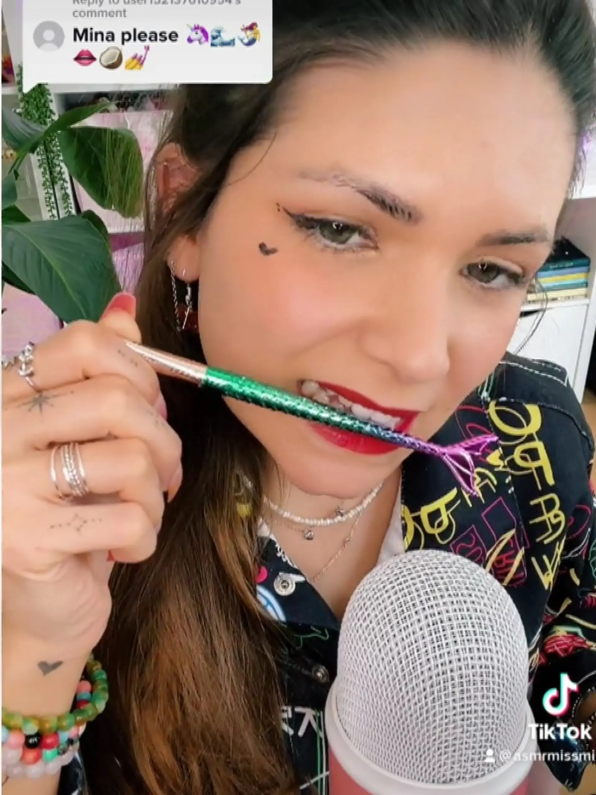 Bild zu: "Braut Mina macht ASMR-Videos"
