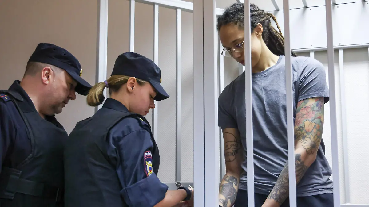 MOSCOW REGION, RUSSIA - AUGUST 4, 2022: US Olympic basketball champion Brittney Griner (R) who is on trial on drug smuggling charges, appears for a hearing at the Khimki Municipal Court in the town of Khimki, northeast of Moscow. Griner was placed into custody till December 20 over an alleged attempt to smuggle cannabis oil into Russia through Sheremetyevo Airport. Anton Novoderezhkin/TASS / action press