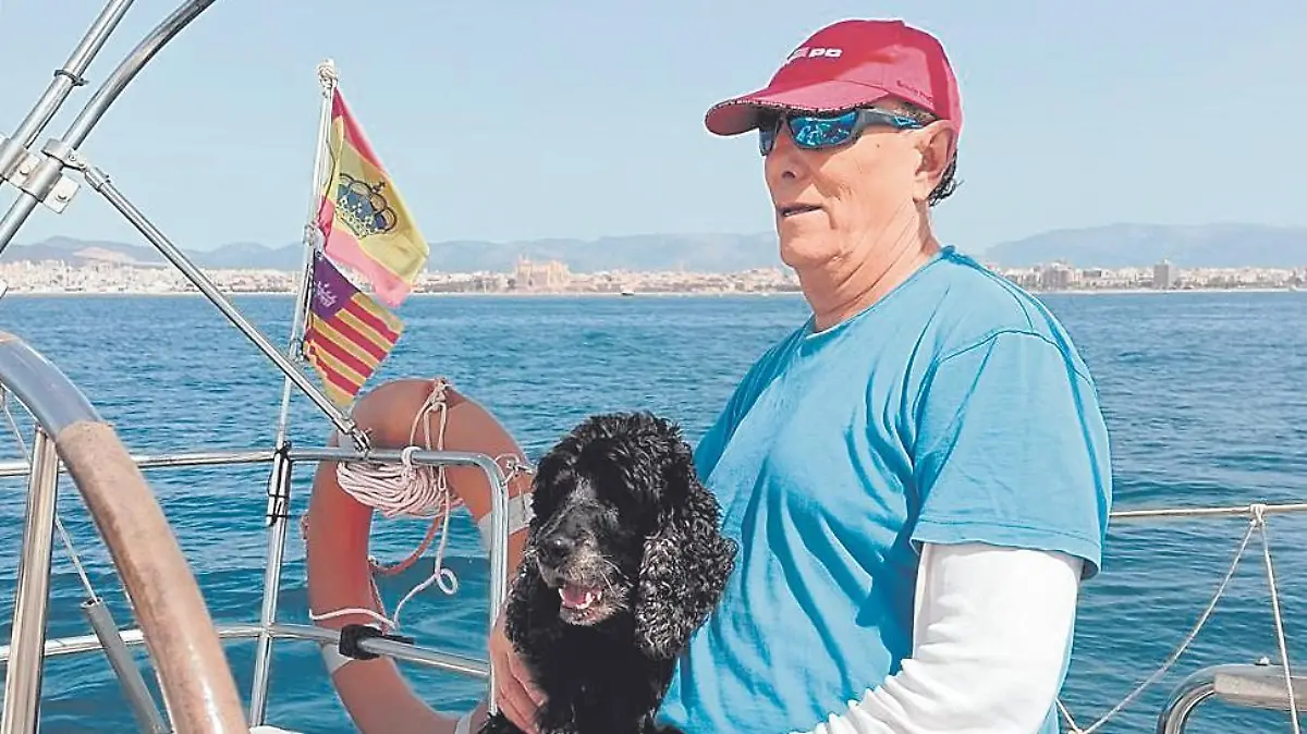 Raúl Alberto Tolosa junto a su perro Argos, navegando por Mallorca.