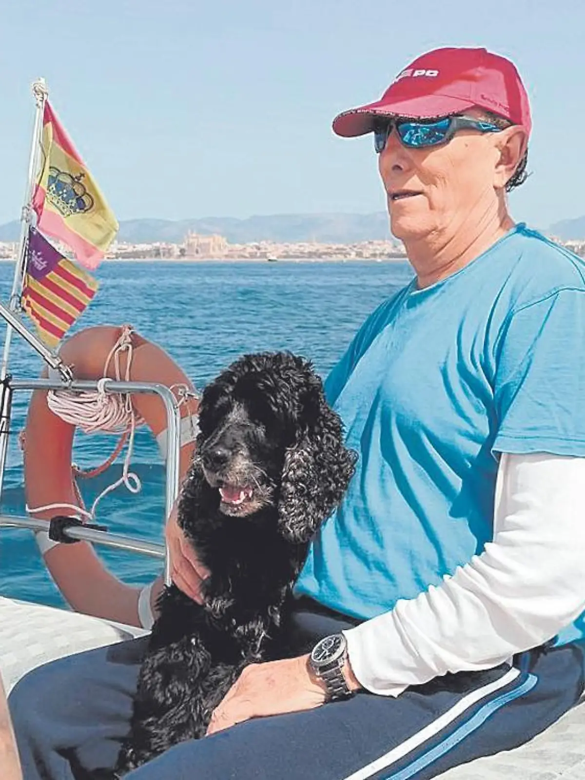 Raúl Alberto Tolosa junto a su perro Argos, navegando por Mallorca.