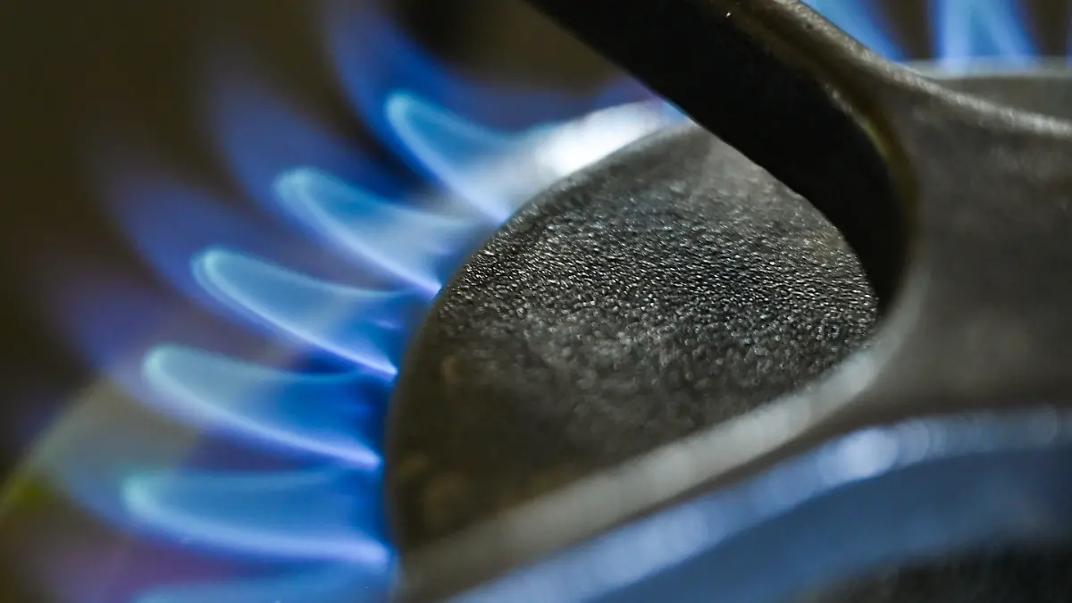 ARCHIV - 11.07.2022, Brandenburg, Petersdorf: Eine Gasflamme auf einer Kochstelle an einem Gasherd in einer Küche. Die geplante Umlage für alle Gaskunden soll voraussichtlich ab dem 1. Oktober gelten. (zu dpa "Geplante Gas-Umlage ab Oktober bis 2024") Foto: Patrick Pleul/dpa +++ dpa-Bildfunk +++