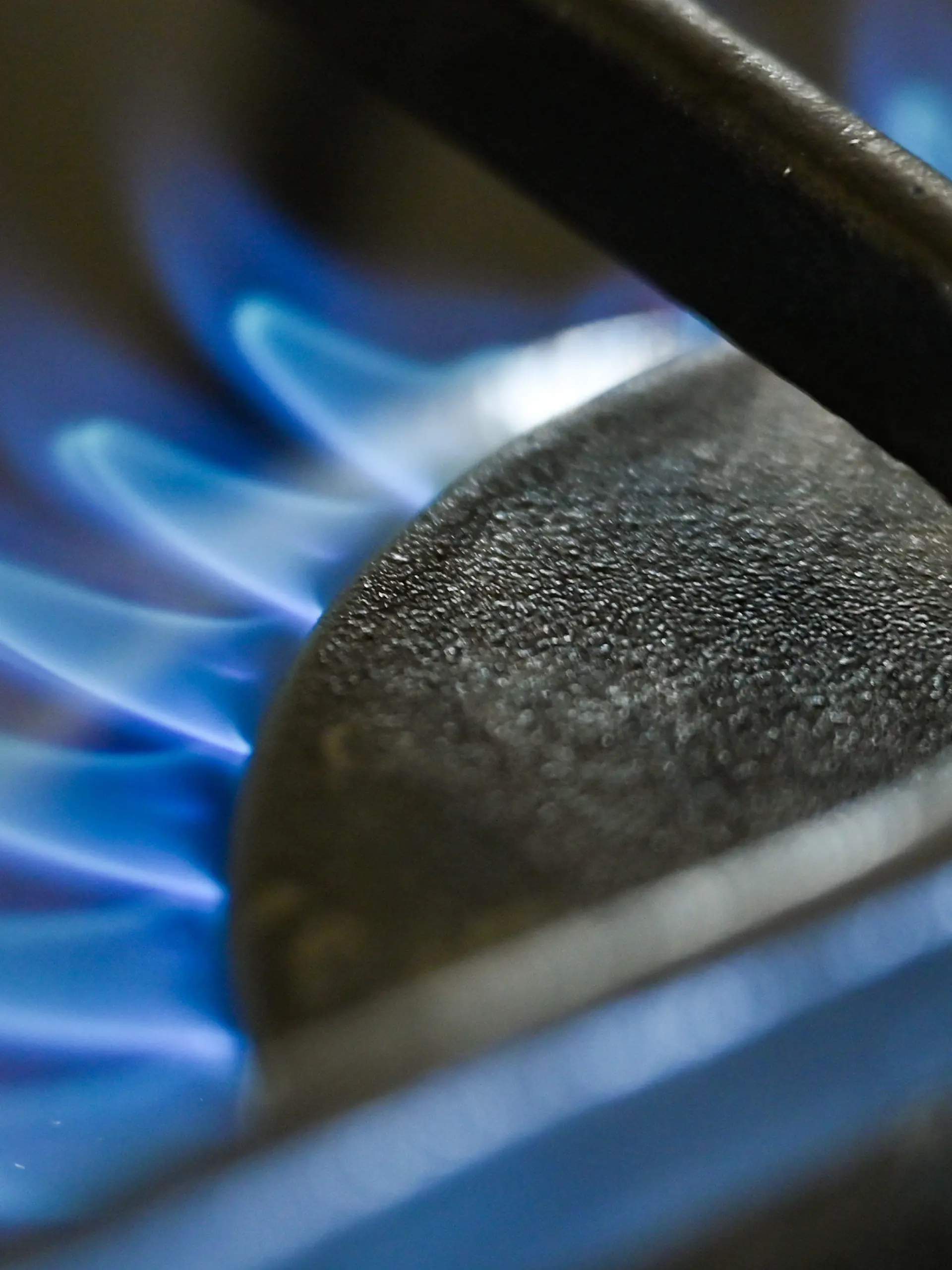 ARCHIV - 11.07.2022, Brandenburg, Petersdorf: Eine Gasflamme auf einer Kochstelle an einem Gasherd in einer Küche. Die geplante Umlage für alle Gaskunden soll voraussichtlich ab dem 1. Oktober gelten. (zu dpa "Geplante Gas-Umlage ab Oktober bis 2024") Foto: Patrick Pleul/dpa +++ dpa-Bildfunk +++