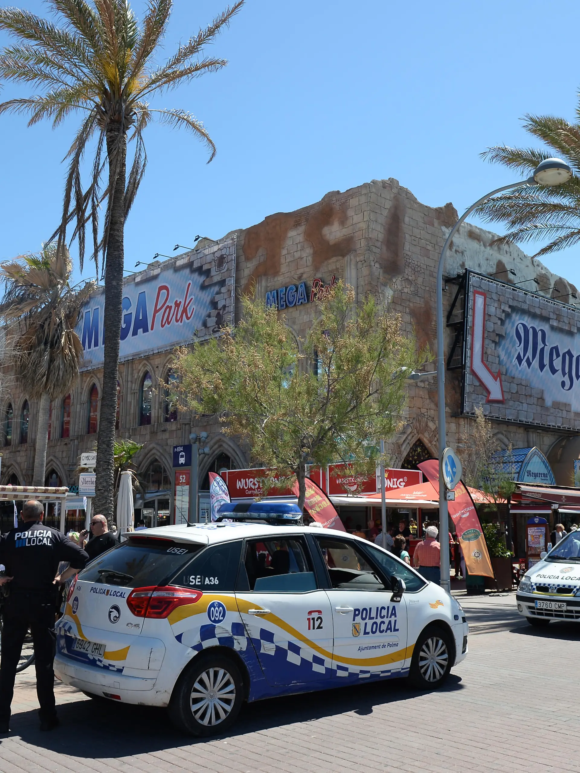 Polizeiautos stehen am Strand an der Playa de Palma in S'Arenal am Megapark und der Megaarena, fotografiert am 03.05.2016 in Arenal (Spanien) bei Palma de Mallorca. Eine Verordnung für zivilisiertes Zusammenleben stellt Benimmregeln auf, die für mehr Ordnung und Sauberkeit auf der Ferieninsel Mallorca sorgen soll. Foto: Jens Kalaene/dpa | Verwendung weltweit