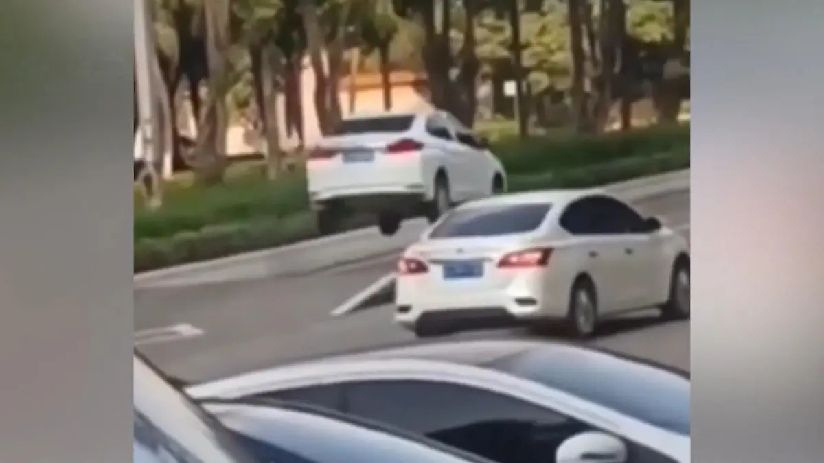 Und Abflug! Extreme Hitze macht Straße zur Sprungschanze! Asphalt hat sich deformiert