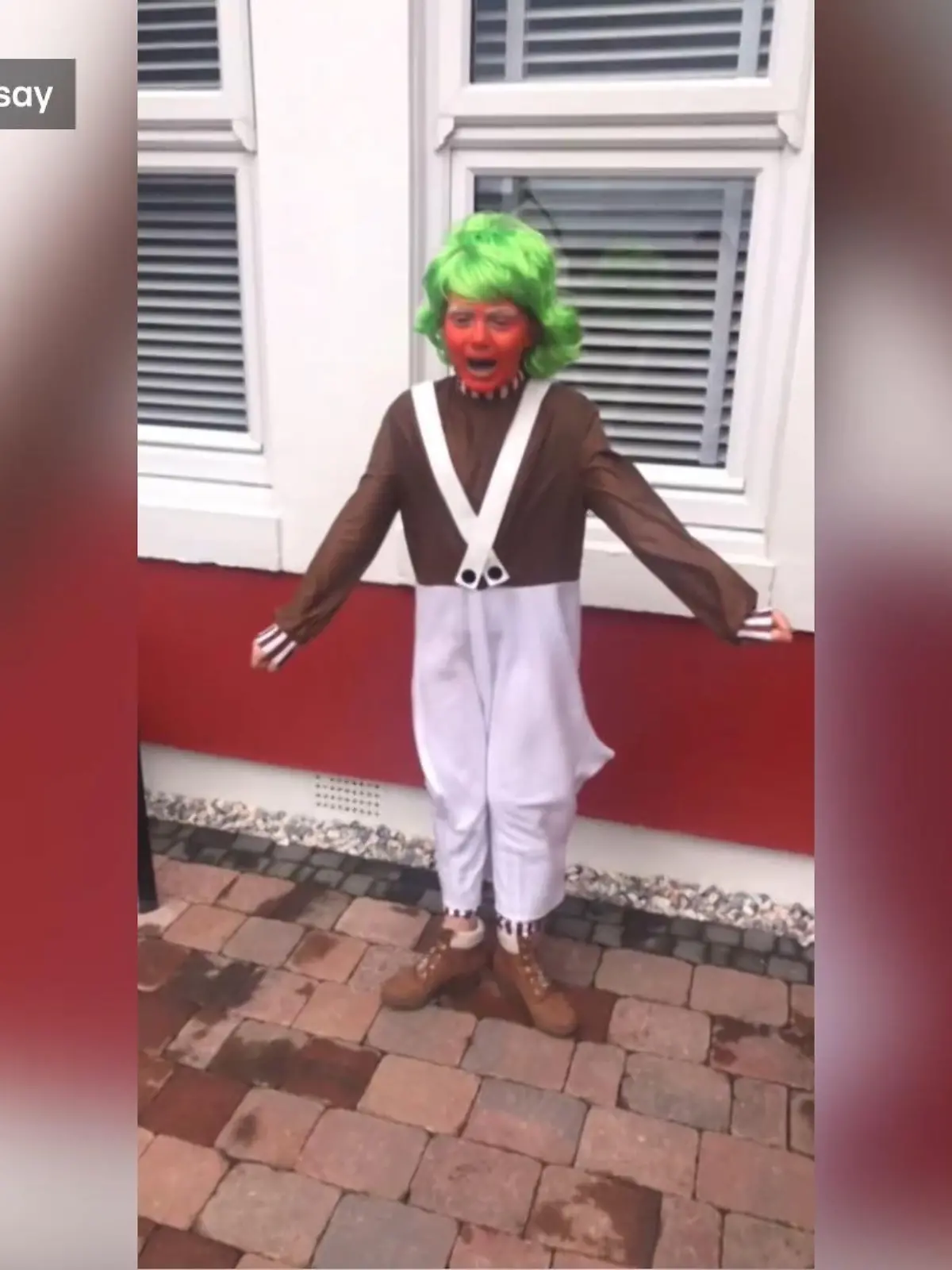 Frauen zeigen in einem neuen Trend auf Tik Tok, als was sie sich früher wirklich verkleidet haben. Und da geht es in den seltensten um Prinzessinnen.