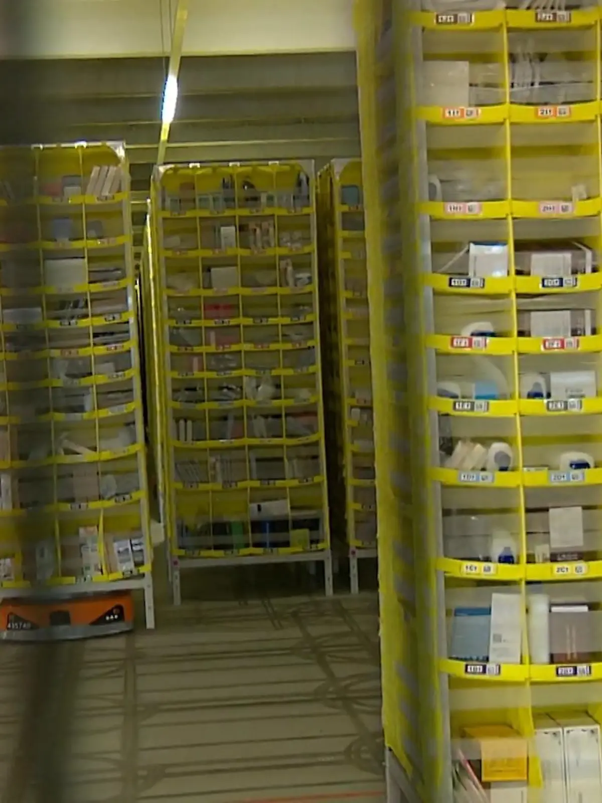 Bild zu: "So läuft es im Logistikzentrum"