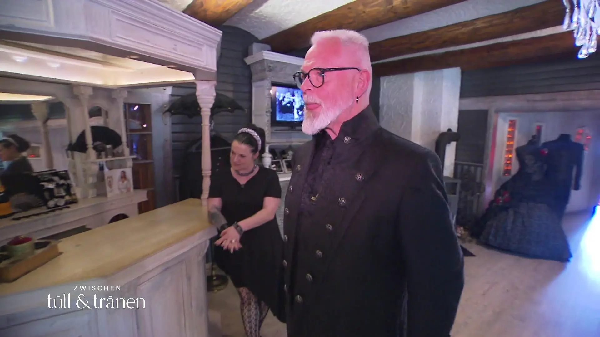 Findet auch Roland seinen perfekten Look? Gothic-Hochzeit