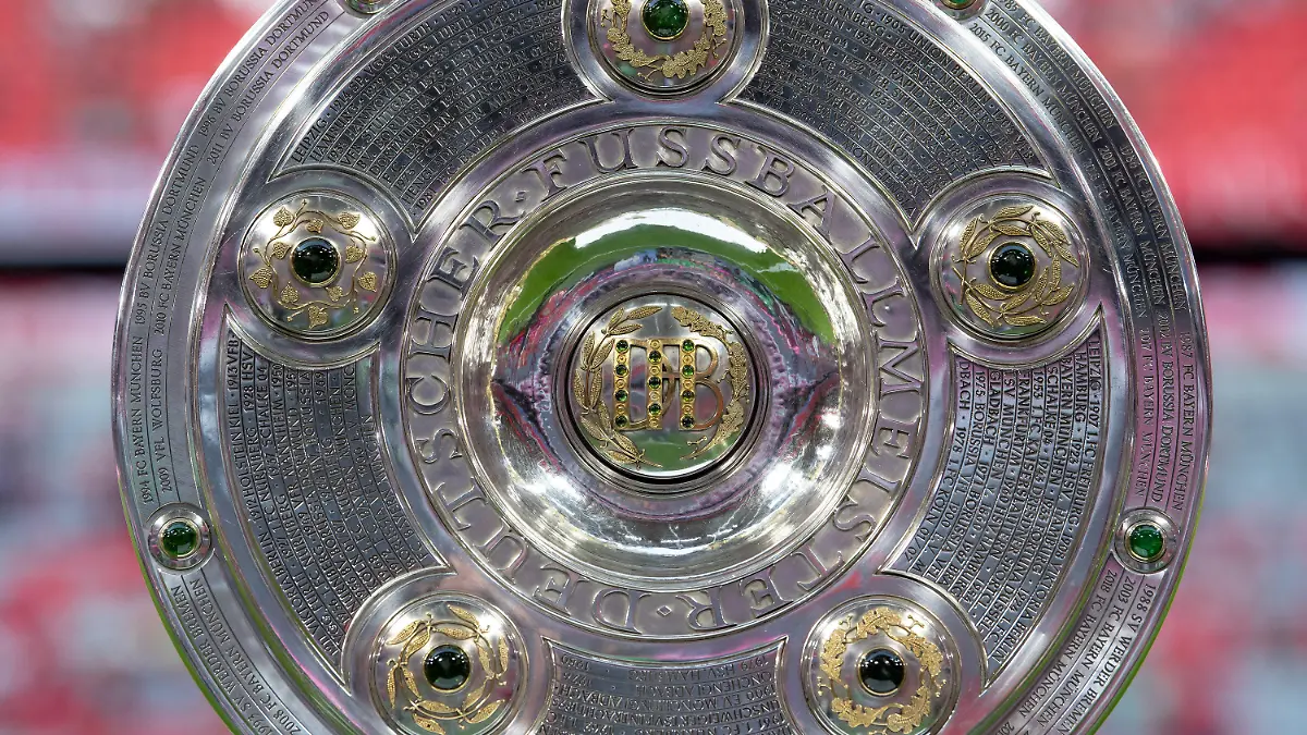 ARCHIV - 16.08.2019, Bayern, München: Fußball: Bundesliga, Bayern München - Hertha BSC, 1. Spieltag in der Allianz Arena. Die Meisterschale steht vor Spielbeginn in der Arena. Die Fußball-Bundesliga und die 2. Liga unterbrechen ihren Spielbetrieb aufgrund der Coronavirus-Krise bis mindestens zum 2. April. Das wurde während der Mitgliederversammlung der 36 Profi-Clubs am Montag in Frankfurt/Main entschieden. (zu dpa: «DFL: Bundesliga und 2. Liga pausieren bis mindestens zum 2. April») Foto: Sven Hoppe/dpa - WICHTIGER HINWEIS: Gemäß den Vorgaben der DFL Deutsche Fußball Liga bzw. des DFB Deutscher Fußball-Bund ist es untersagt, in dem Stadion und/oder vom Spiel angefertigte Fotoaufnahmen in Form von Sequenzbildern und/oder videoähnlichen Fotostrecken zu verwerten bzw. verwerten zu lassen. +++ dpa-Bildfunk +++