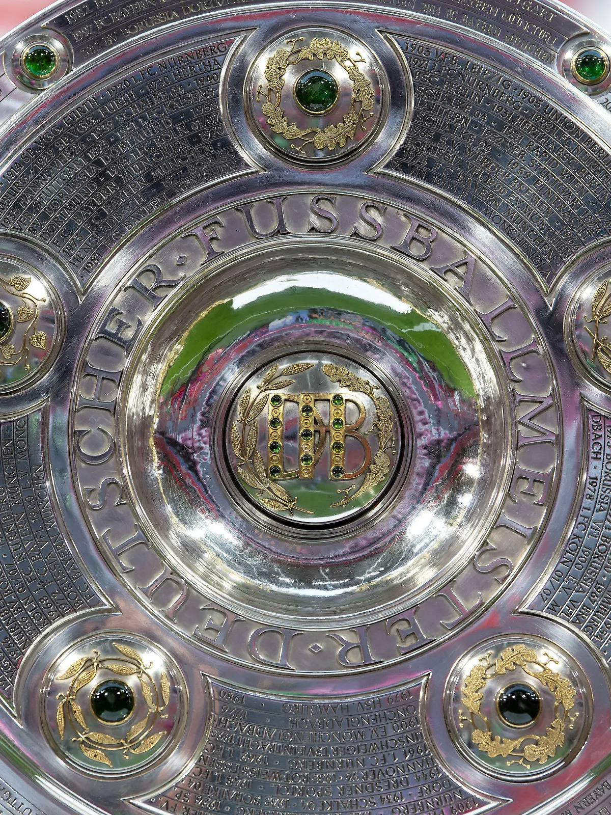 ARCHIV - 16.08.2019, Bayern, München: Fußball: Bundesliga, Bayern München - Hertha BSC, 1. Spieltag in der Allianz Arena. Die Meisterschale steht vor Spielbeginn in der Arena. Die Fußball-Bundesliga und die 2. Liga unterbrechen ihren Spielbetrieb aufgrund der Coronavirus-Krise bis mindestens zum 2. April. Das wurde während der Mitgliederversammlung der 36 Profi-Clubs am Montag in Frankfurt/Main entschieden. (zu dpa: «DFL: Bundesliga und 2. Liga pausieren bis mindestens zum 2. April») Foto: Sven Hoppe/dpa - WICHTIGER HINWEIS: Gemäß den Vorgaben der DFL Deutsche Fußball Liga bzw. des DFB Deutscher Fußball-Bund ist es untersagt, in dem Stadion und/oder vom Spiel angefertigte Fotoaufnahmen in Form von Sequenzbildern und/oder videoähnlichen Fotostrecken zu verwerten bzw. verwerten zu lassen. +++ dpa-Bildfunk +++