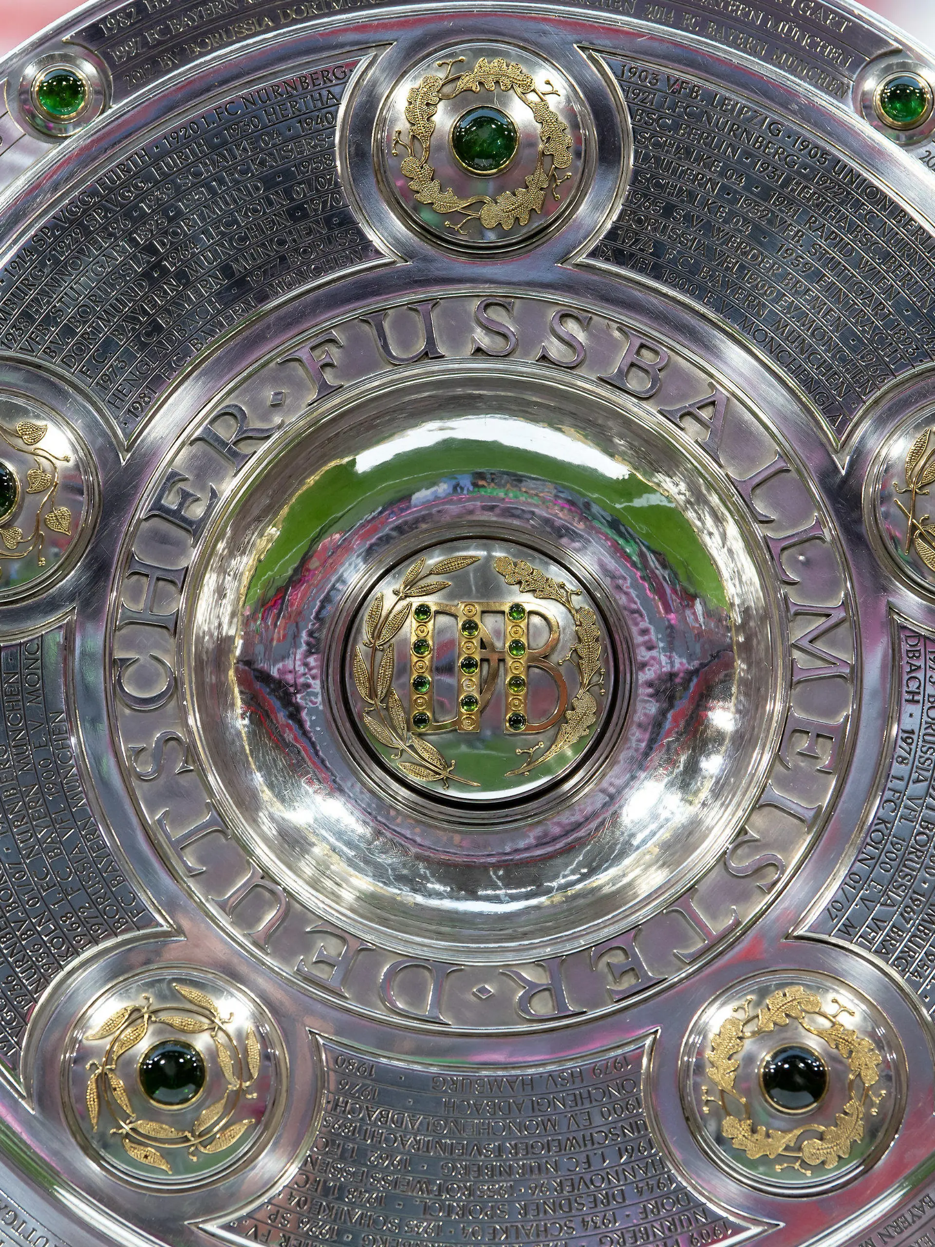 ARCHIV - 16.08.2019, Bayern, München: Fußball: Bundesliga, Bayern München - Hertha BSC, 1. Spieltag in der Allianz Arena. Die Meisterschale steht vor Spielbeginn in der Arena. Die Fußball-Bundesliga und die 2. Liga unterbrechen ihren Spielbetrieb aufgrund der Coronavirus-Krise bis mindestens zum 2. April. Das wurde während der Mitgliederversammlung der 36 Profi-Clubs am Montag in Frankfurt/Main entschieden. (zu dpa: «DFL: Bundesliga und 2. Liga pausieren bis mindestens zum 2. April») Foto: Sven Hoppe/dpa - WICHTIGER HINWEIS: Gemäß den Vorgaben der DFL Deutsche Fußball Liga bzw. des DFB Deutscher Fußball-Bund ist es untersagt, in dem Stadion und/oder vom Spiel angefertigte Fotoaufnahmen in Form von Sequenzbildern und/oder videoähnlichen Fotostrecken zu verwerten bzw. verwerten zu lassen. +++ dpa-Bildfunk +++