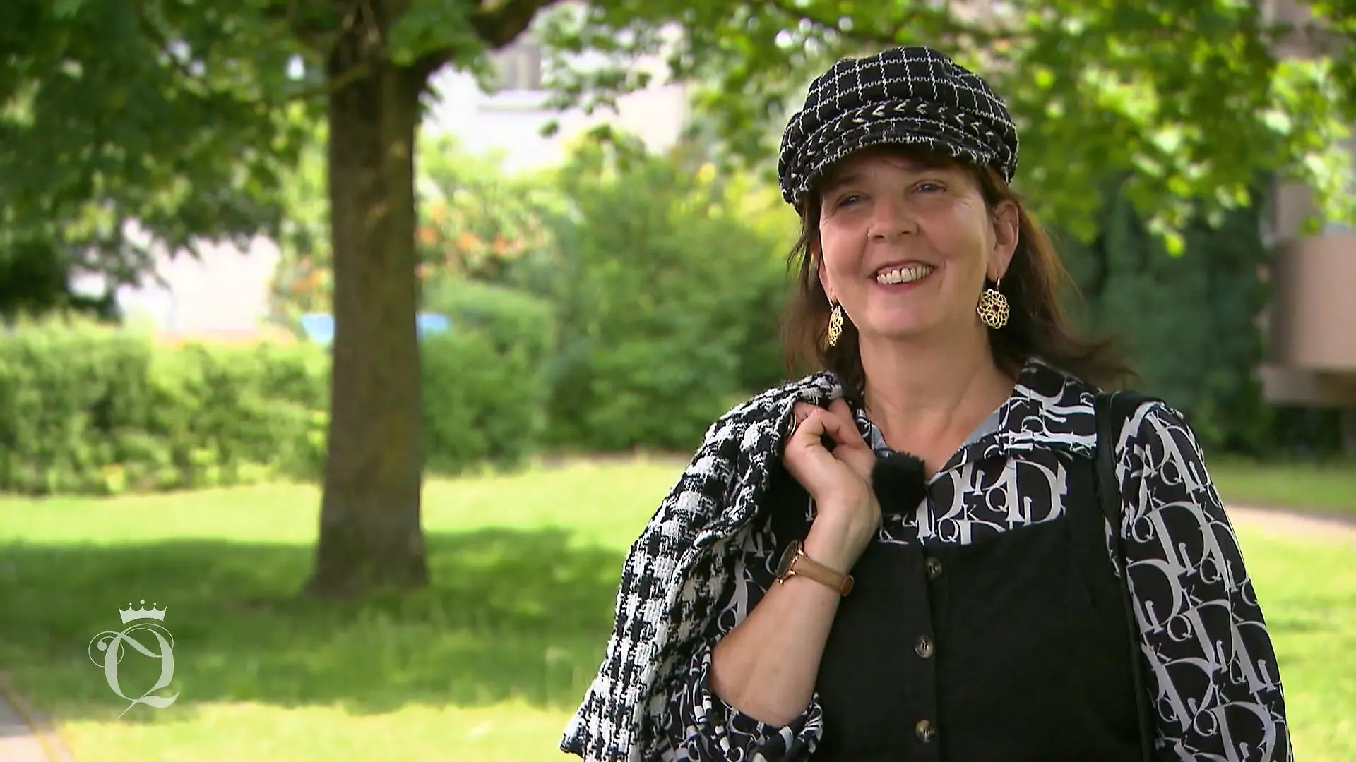 Sandra liebt ihren Zukünftigen und ihre Hüte Auf Wolke 7