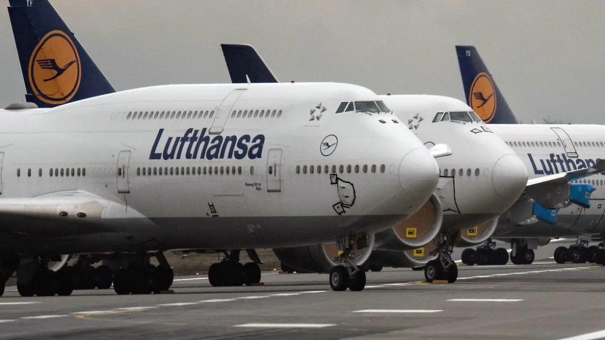 ARCHIV - 28.12.2020, Hessen, Frankfurt/Main: Lufthansa-Jets vom Typ Boeing 747 stehen auf der Landebahn Nordwest des Flughafens Frankfurt. Verdi fordert 9,5 Prozent mehr für rund 20 000 Bodenbeschäftigte der Lufthansa. Foto: Boris Roessler/dpa +++ dpa-Bildfunk +++