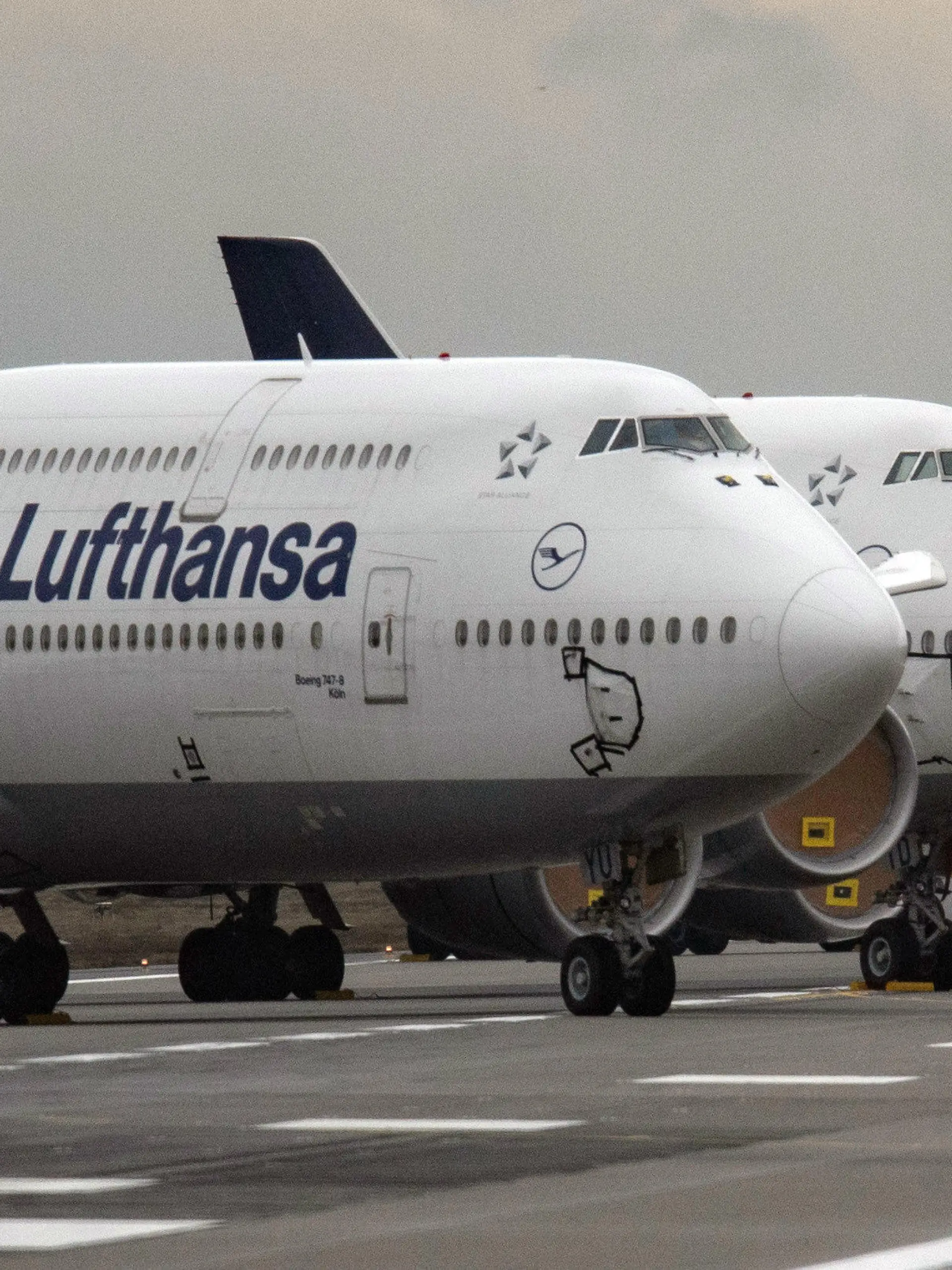 ARCHIV - 28.12.2020, Hessen, Frankfurt/Main: Lufthansa-Jets vom Typ Boeing 747 stehen auf der Landebahn Nordwest des Flughafens Frankfurt. Verdi fordert 9,5 Prozent mehr für rund 20 000 Bodenbeschäftigte der Lufthansa. Foto: Boris Roessler/dpa +++ dpa-Bildfunk +++