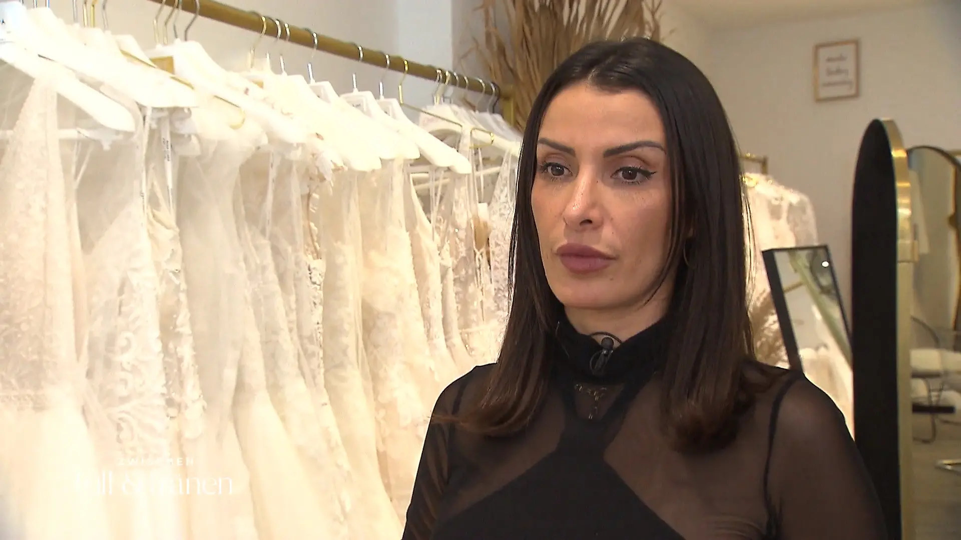 Strenger Blick von einer professionellen Braut Designerin Yasamin