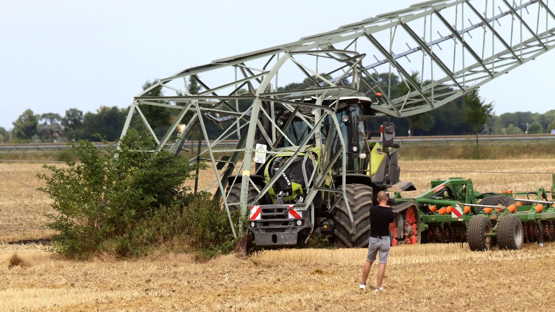 04.08.2022, Nordrhein-Westfalen, Weilerswist: Ein 16 Jahre alter Landwirt hat mit seinem Traktor den Mast einer Hochspannungsleitung umgeknickt und so einen großflächigen Stromausfall mit Zehntausenden Betroffenen verursacht. Teile der Kreise Euskirchen und Düren sowie des Rhein-Erft- und Rhein-Sieg-Kreises seien ohne Strom, sagte eine Sprecherin des Verteilnetzbetreibers Westnetz am Donnerstag. (zu dpa «16-jähriger Bauer fährt mit Traktor Mast um - Zehntausende ohne Strom») Foto: Thomas Schmitz/Kölner Stadt-Anzeiger Medien/dpa +++ dpa-Bildfunk +++
