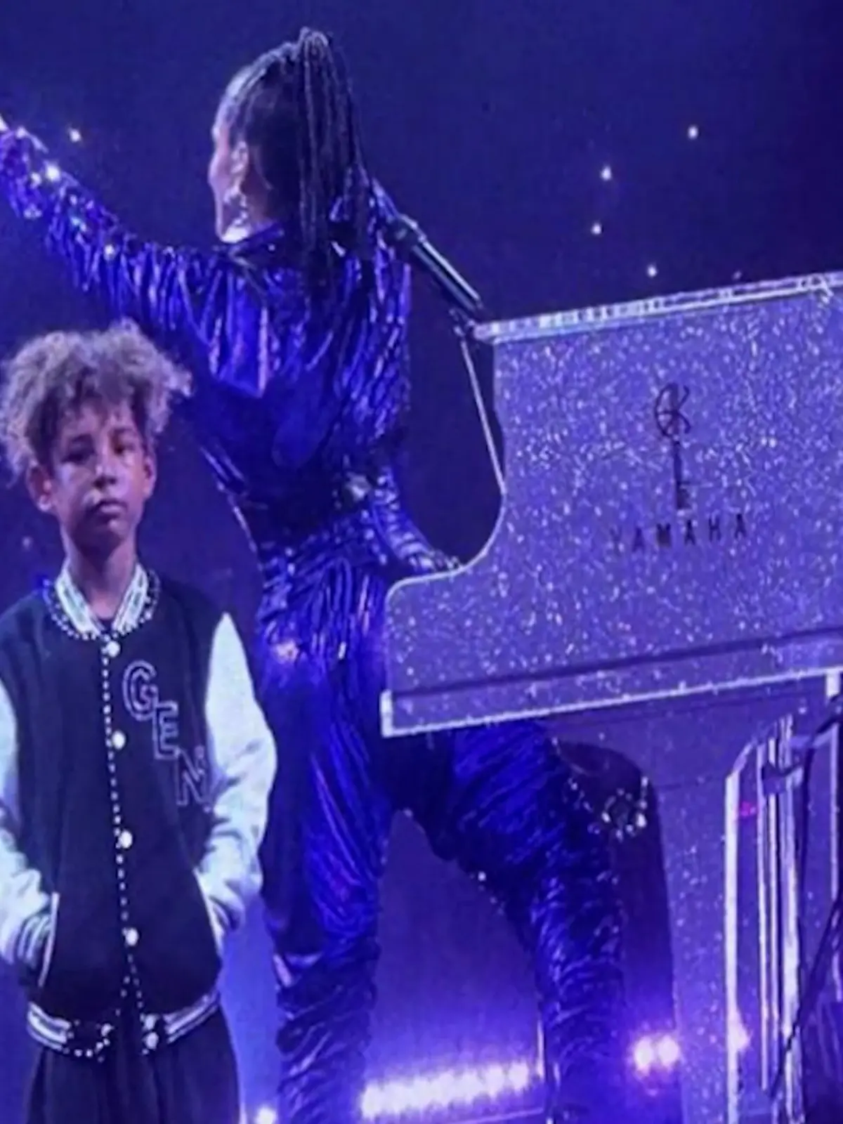 Bild zu: "Alicia Keys wird von ihrem Sohnemann Genesis beschützt"