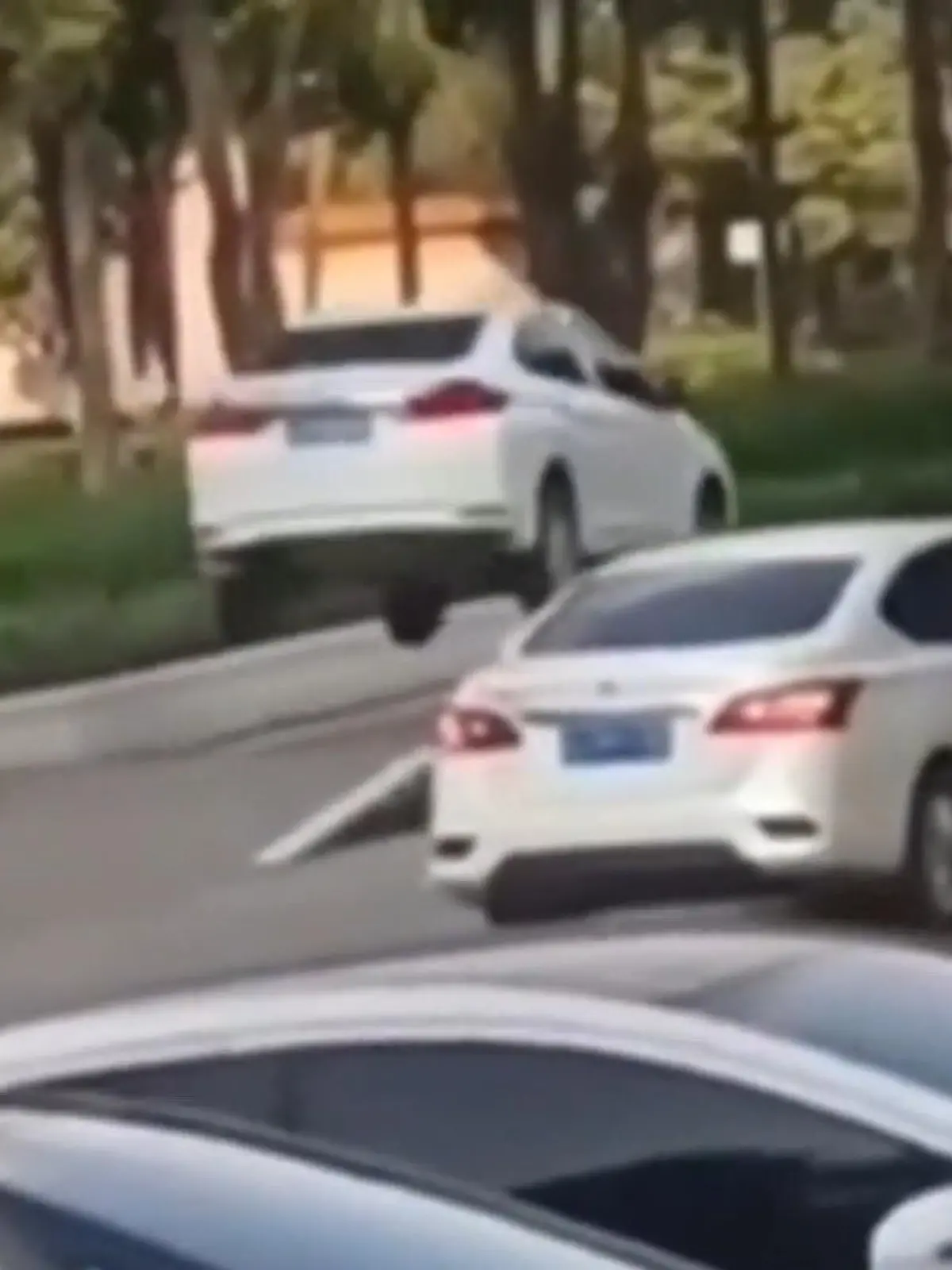 Durch die enorme Hitze hat sich der Asphalt dieser Straße in China in eine Sprungschanze verwandelt. Die filmenden Jungs finden es witzig, die Radaufhängungen wohl weniger. Wir zeigen den Moment im Video.
