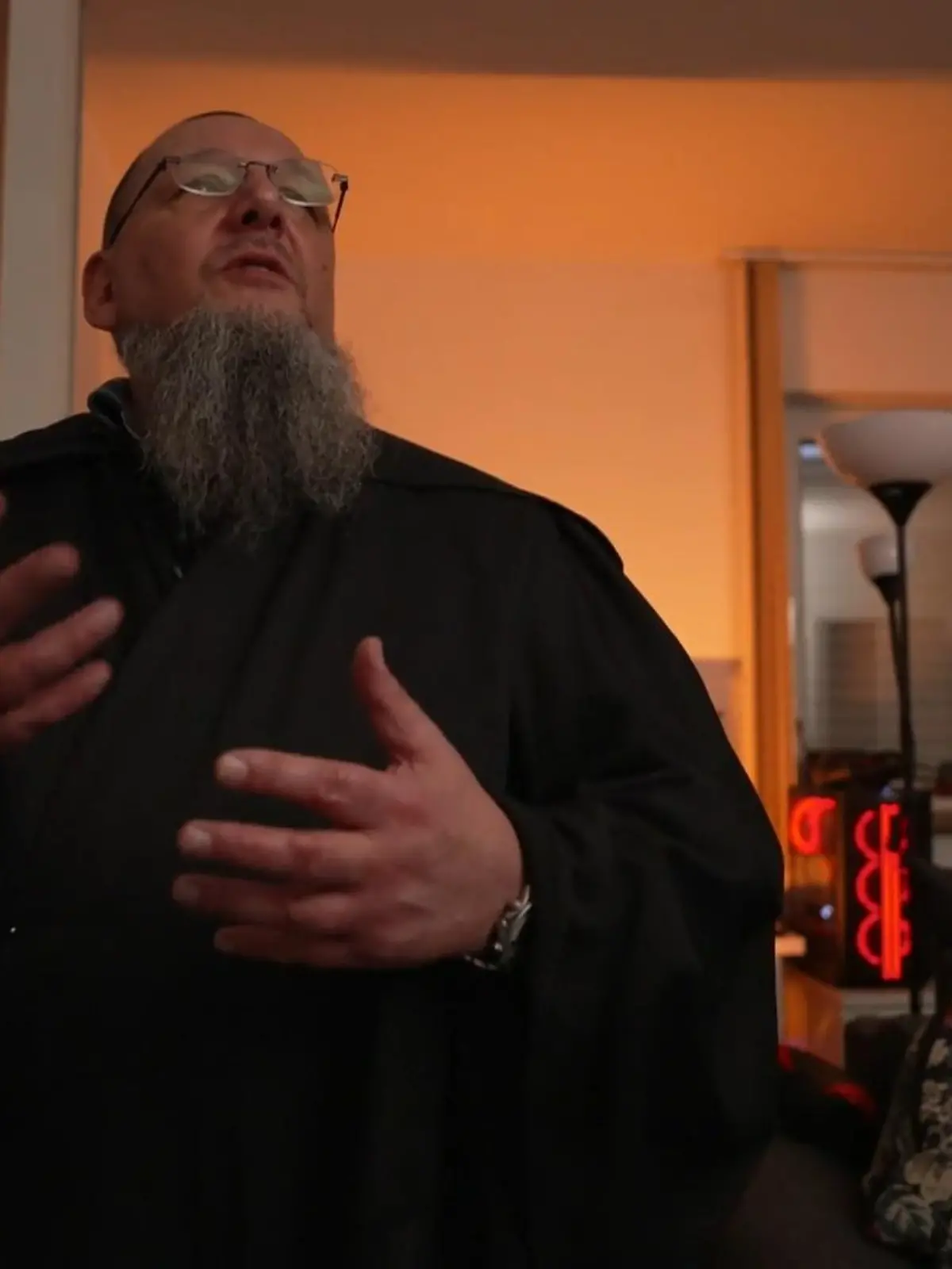 Bild zu: "Thomas ist eine männliche Hexe"