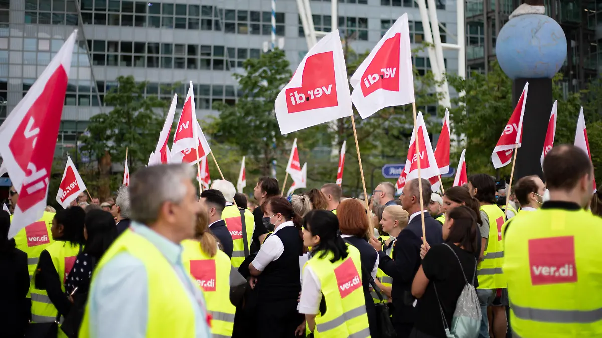 News Bilder des Tages Streik am Flughafen: Lufthansa Flugverkehr weitgehend eingestellt Am 27.7.2022 beteiligten sich ca. 200 Beschäftigte der Lufthansa an der Streikkundgebung von Verdi am Flughafen München. Ver.di hatte zum Warnstreik aufgerufen, um für 20.000 Beschäftigte in ganz Deutschland bessere Arbeitsbedigungen und einen höheren Lohn zu erkämpfen. -- On July 27, 2022 about 200 Lufthansa employees joined a Verdi Strike rally at the Munich Airport. Ver.di called for the warning strike to fight for better working conditions and higher wages for 20.000 Lufthansa employees all over Germany. München Bayern Deutschland Copyright: xAlexanderxPohlx