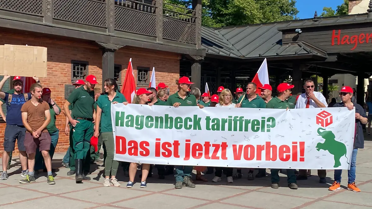 Sie wollen einen Tarifvertrag. Angestellte des Tierparks Hagenbeck am Mittwochmorgen im Warnstreik.