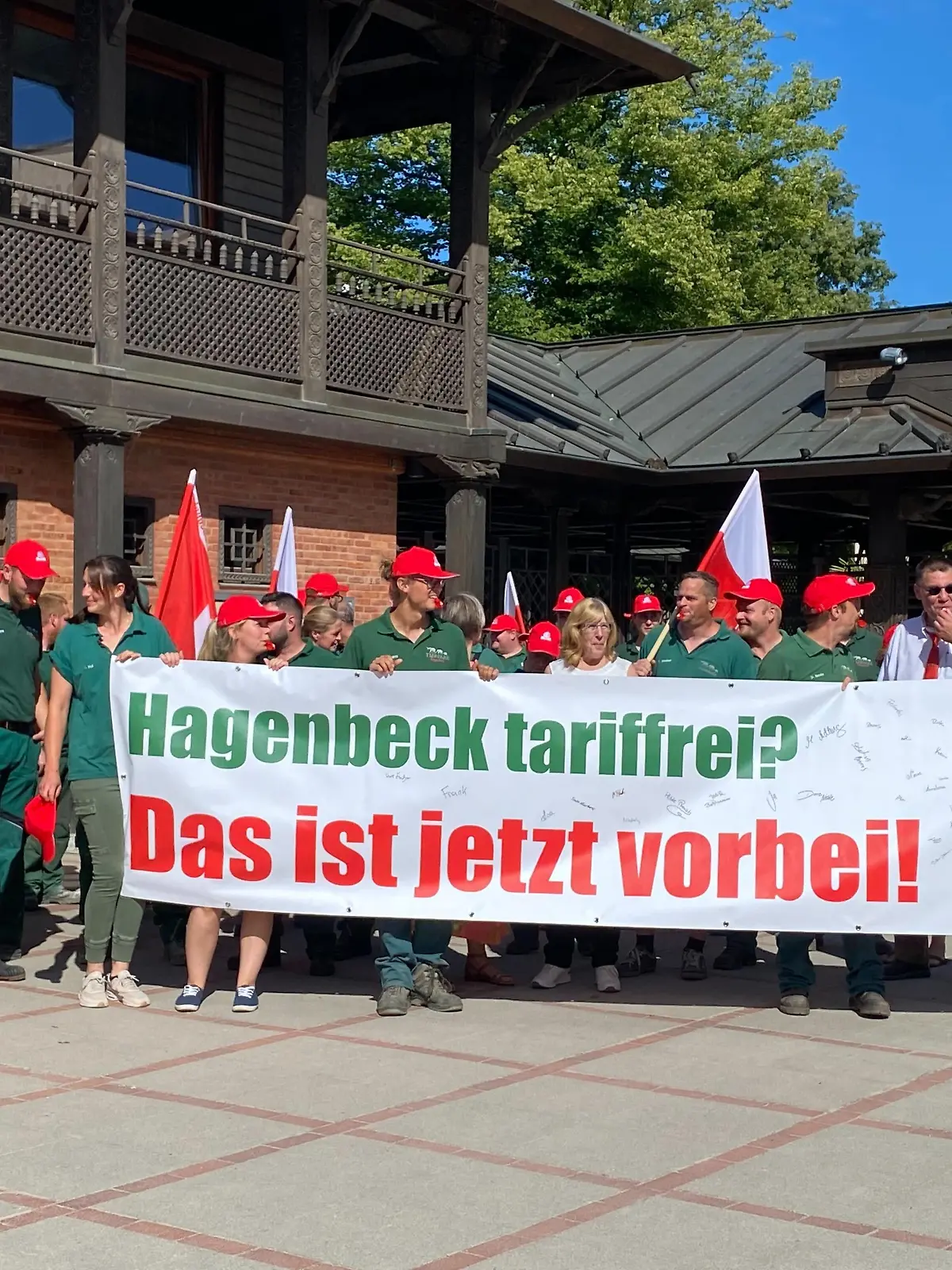 Sie wollen einen Tarifvertrag. Angestellte des Tierparks Hagenbeck am Mittwochmorgen im Warnstreik.