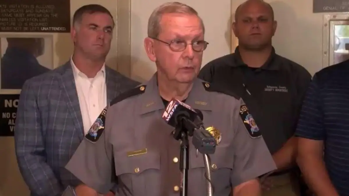 Bei einer Pressekonferenz gab County Sheriff Jimmy Abbett bekannt, dass José R. (37) unter anderem wegen der Entführung eines Mädchens und dreifachen Mordes angeklagt wird.