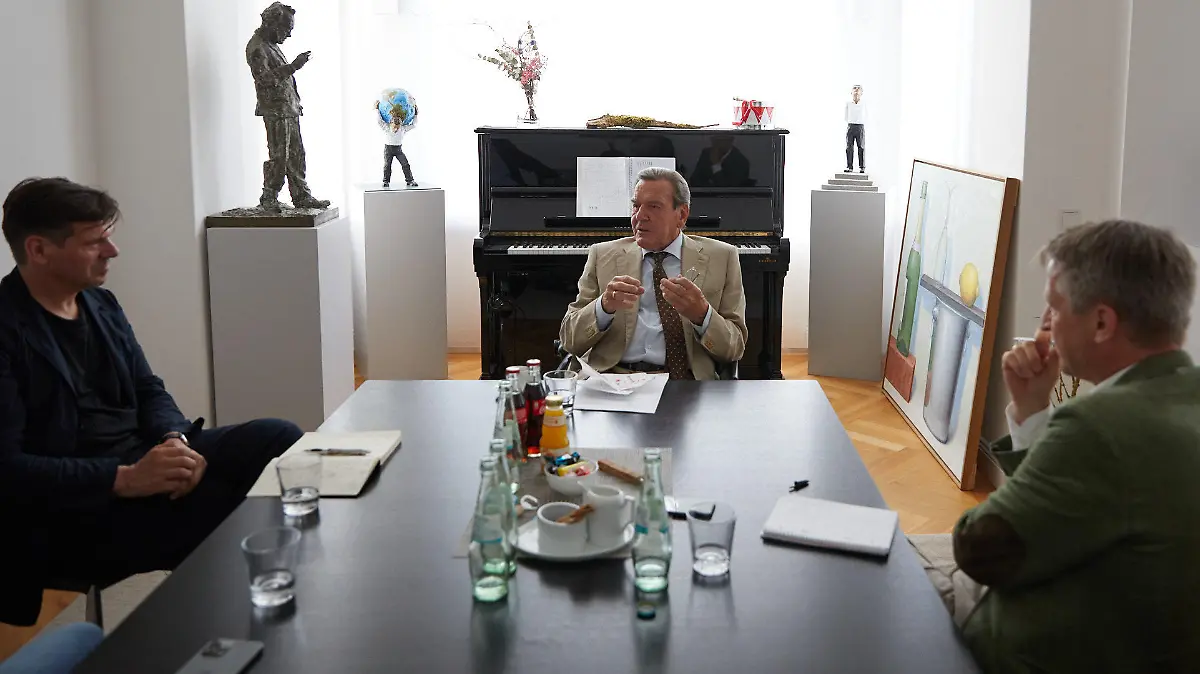 Gerhard Schröder, Bundeskanzler a.D., zum Interview in seinem Haus in Hannover Gerhard Schröder (ENTWURF) >>
(von links), Gregor Peter Schmitz, Gerhard Schröder, Nikolaus Blome