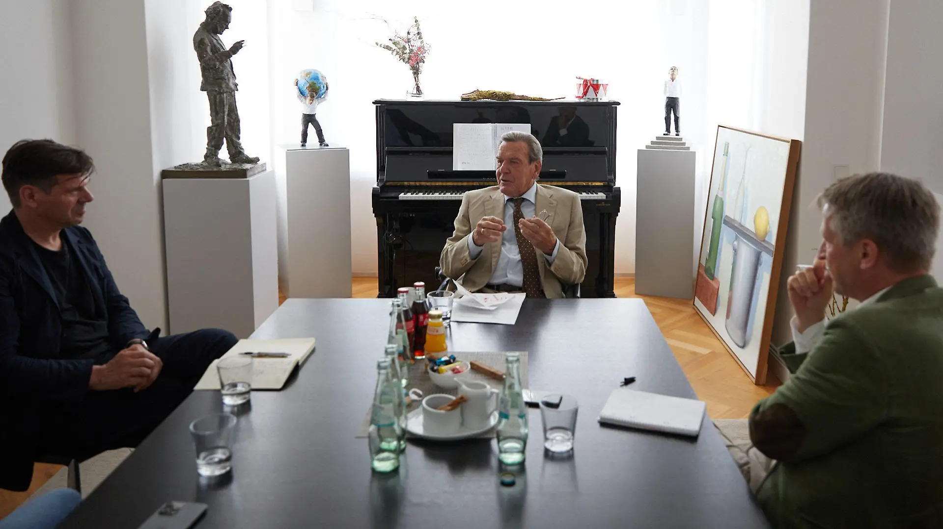 Gerhard Schröder, Bundeskanzler a.D., zum Interview in seinem Haus in Hannover Gerhard Schröder (ENTWURF) >>
(von links), Gregor Peter Schmitz, Gerhard Schröder, Nikolaus Blome