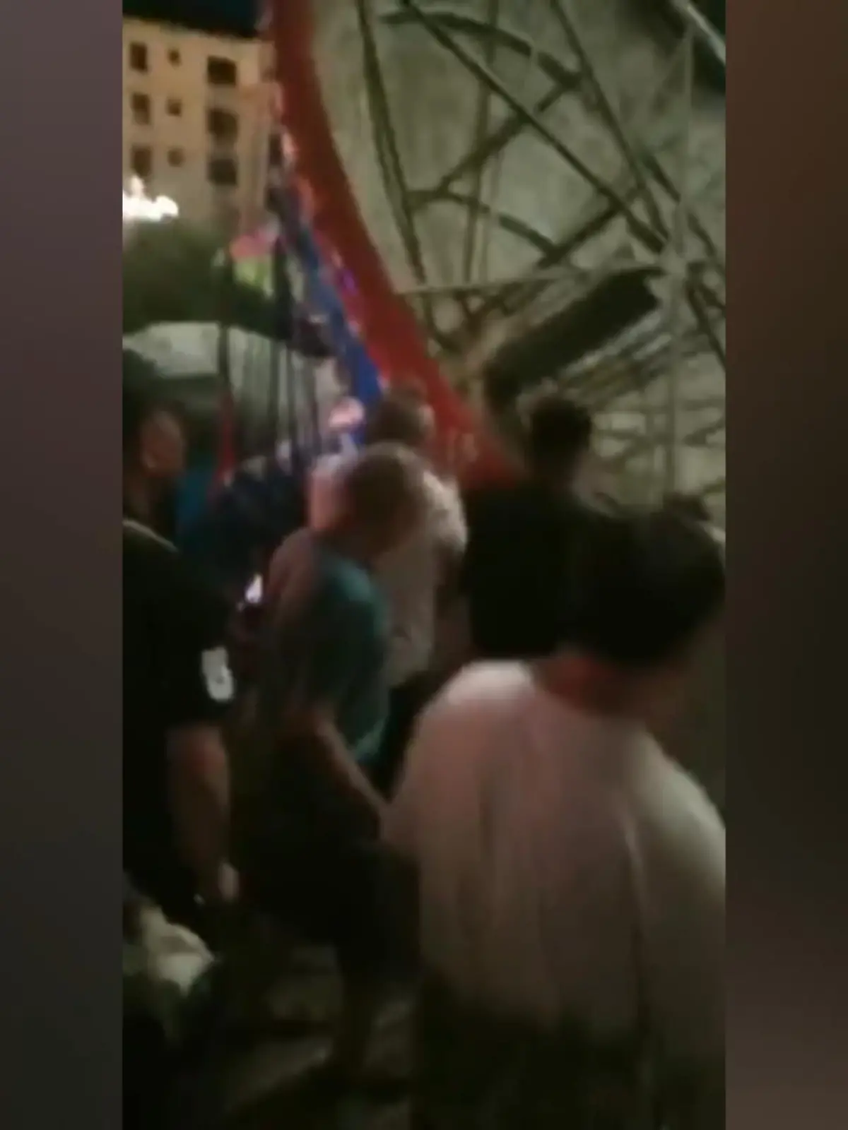 Und plötzlich kracht das Karussell zur Seite, Kinder schreien, Eltern schauen hilflos zu! In China ist ein Fahrgeschäft in sich zusammengefallen, 18 Menschen wurden dabei verletzt. Augenzeugen versuchen das Gestell nach oben zu heben, andere suchten in den Trümmern nach Verletzten. Wir zeigen die dramatischen Aufnahmen im Video.