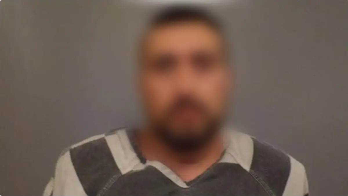 José R. (37) aus Dadeville (US-Bundesstaat Alabama) wird wegen dreifachen Mordes und Kindesentführung angeklagt. Die Polizei kam dem Mann auf die Spur, nachdem sich ein Mädchen aus seinen Fängen befreien konnte.