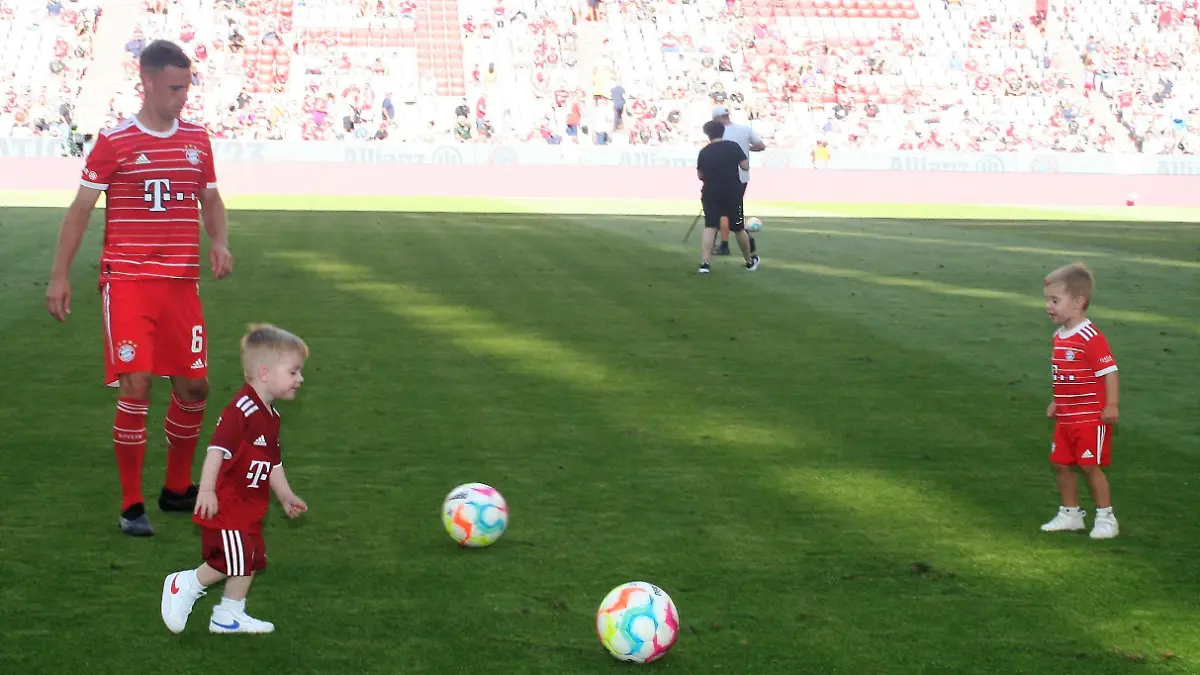 Fuvüball,Bundesliga,FC Bayern Muenchen,Team-Prv§sentation und Training,Bayern Spieler Joshua KIMMICH,#6,spielt Fussball mit seinen Kindern auf den Rasen der Allianz Arena, 16.07.202,Allianz Arena,Muenchen
