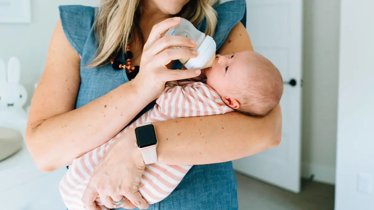 Closeup portrait of a mother bottle feeding her newborn baby girl Minneapolis, MN, United States ,model released, Symbolfoto PUBLICATIONxINxGERxSUIxAUTxONLY CR_BSYP200312-144826-01