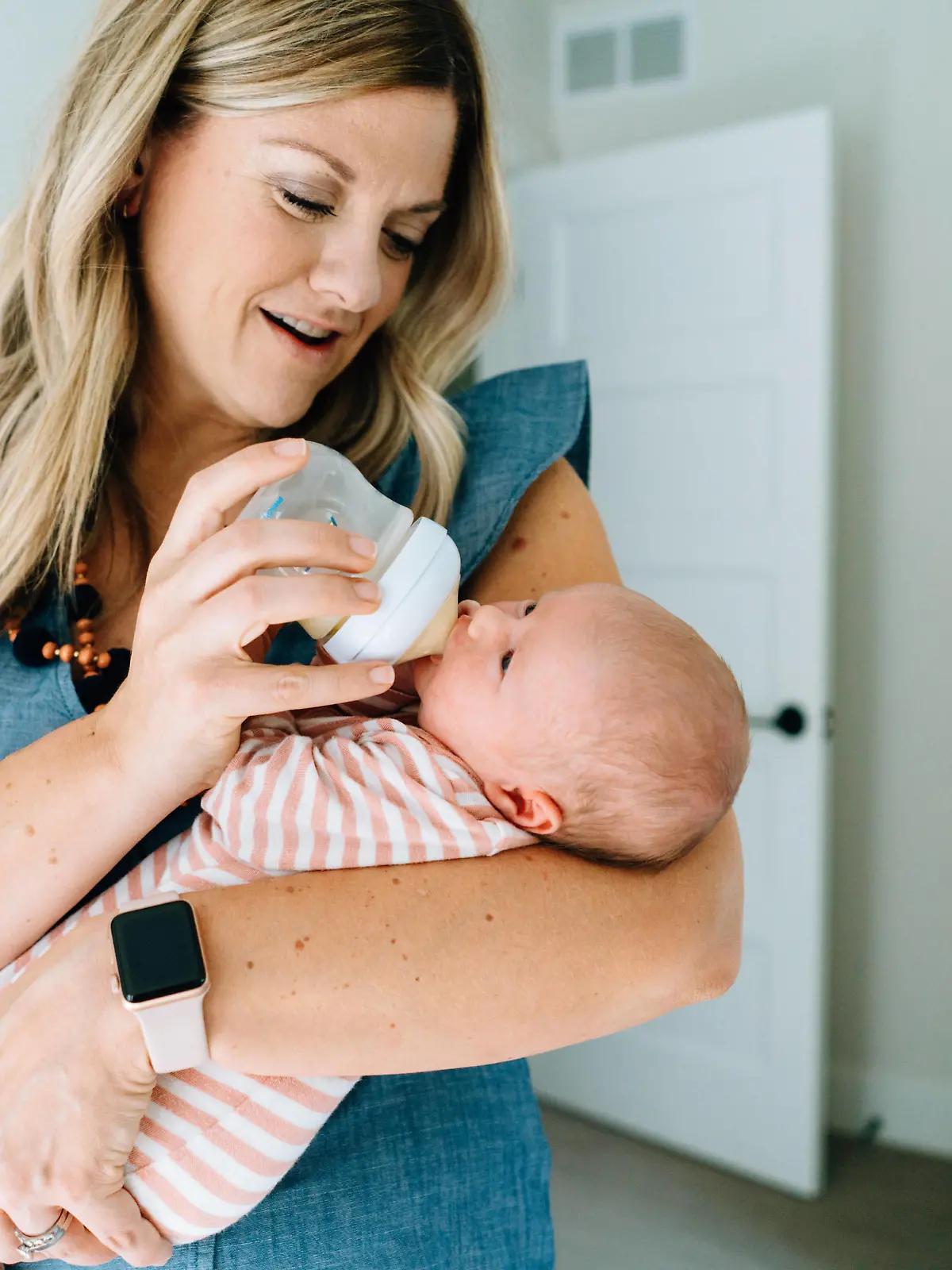  Closeup portrait of a mother bottle feeding her newborn baby girl Minneapolis, MN, United States ,model released, Symbolfoto PUBLICATIONxINxGERxSUIxAUTxONLY CR_BSYP200312-144826-01