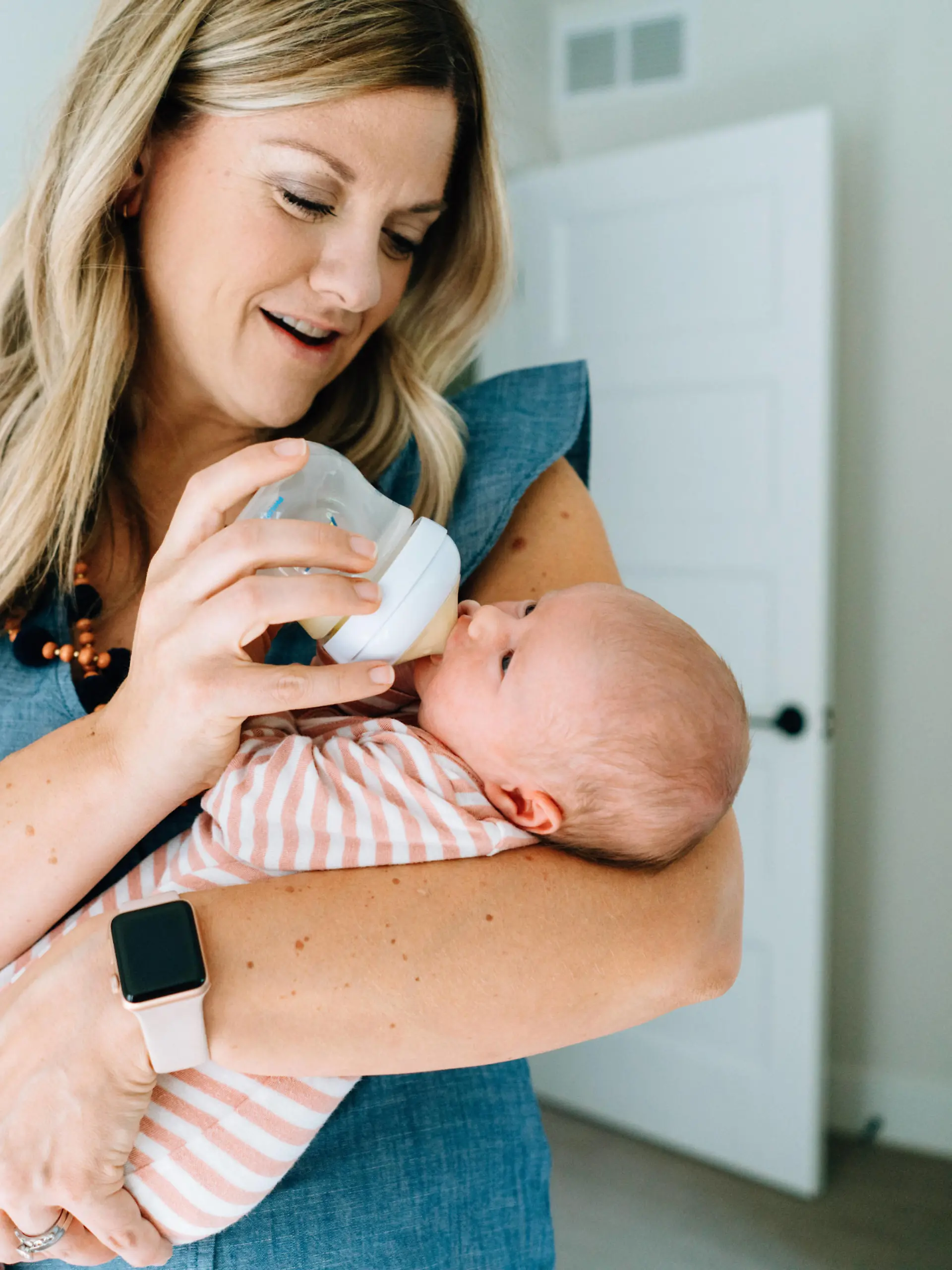  Closeup portrait of a mother bottle feeding her newborn baby girl Minneapolis, MN, United States ,model released, Symbolfoto PUBLICATIONxINxGERxSUIxAUTxONLY CR_BSYP200312-144826-01