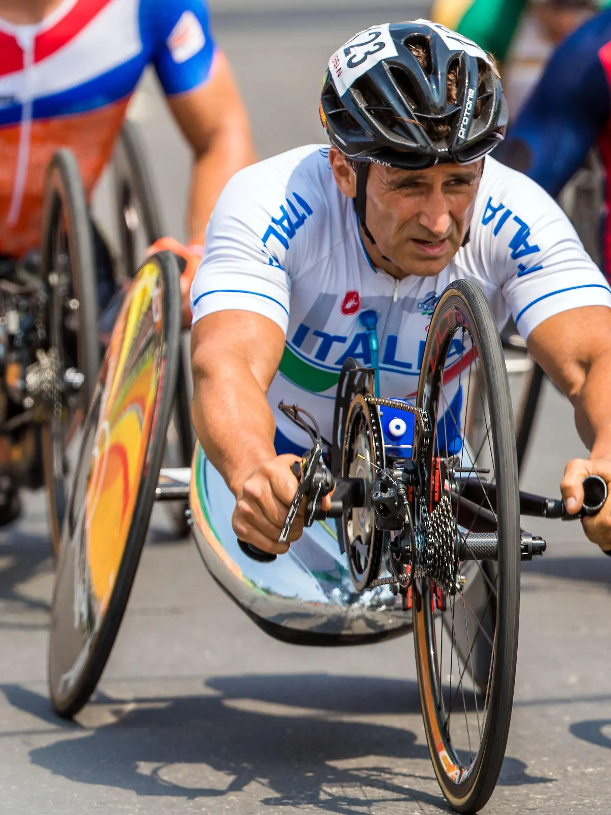 ARCHIV - 15.09.2016, Brasilien, Rio De Janeiro: Der Italiener Alessandro Zanardi nimmt am Paralympischen Straßenrennen der Herren H5 in Pontal teil. Der frühere Formel-1-Fahrer ist bei einem Verkehrsunfall in Italien schwer verletzt worden. Der 53 Jahre alte beinamputierte Italiener sei am Freitag (19.06.2020) mit dem Handbike nahe der Stadt Pienza in der Toskana unterwegs gewesen, als der Unfall passierte, erklärte ein Polizeisprecher. Foto: Jens Büttner/dpa-Zentralbild/dpa +++ dpa-Bildfunk +++