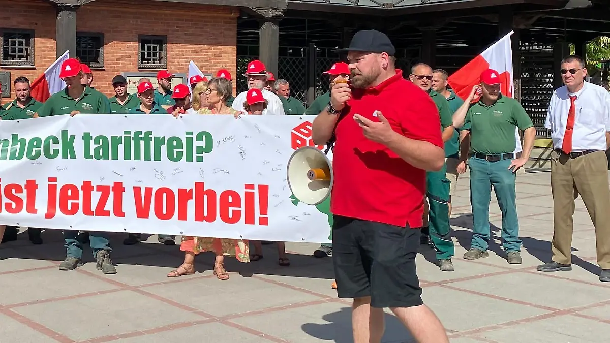 Pascal Lechner, Gewerkschaftssekretär der IG BAU Nord, spricht für die Streikenden.