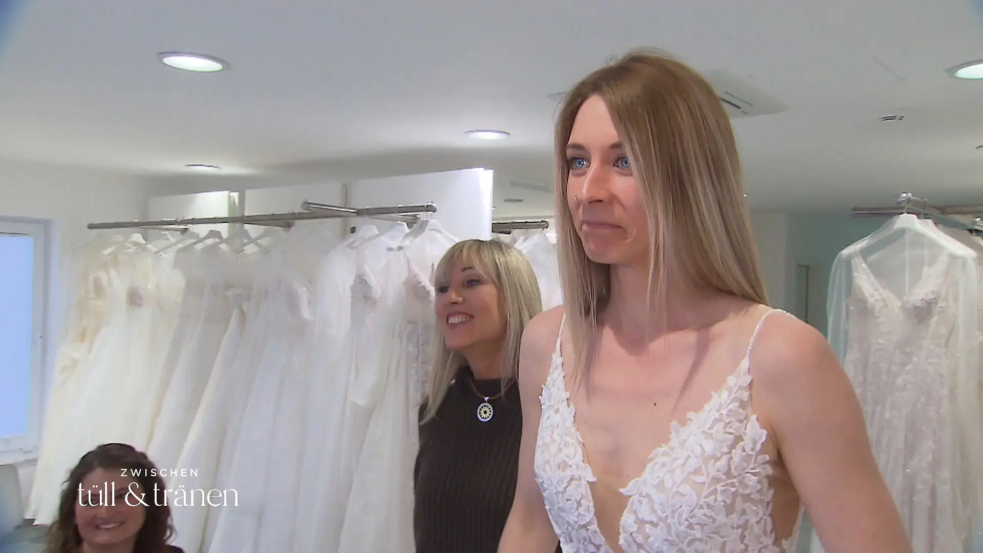 Ist das erste Kleid schon ein Volltreffer? Nathi bei der Anprobe
