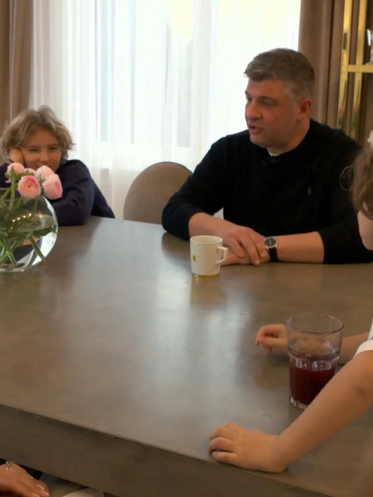 Bild zu: "Familiensitzung bei Familie Alan"