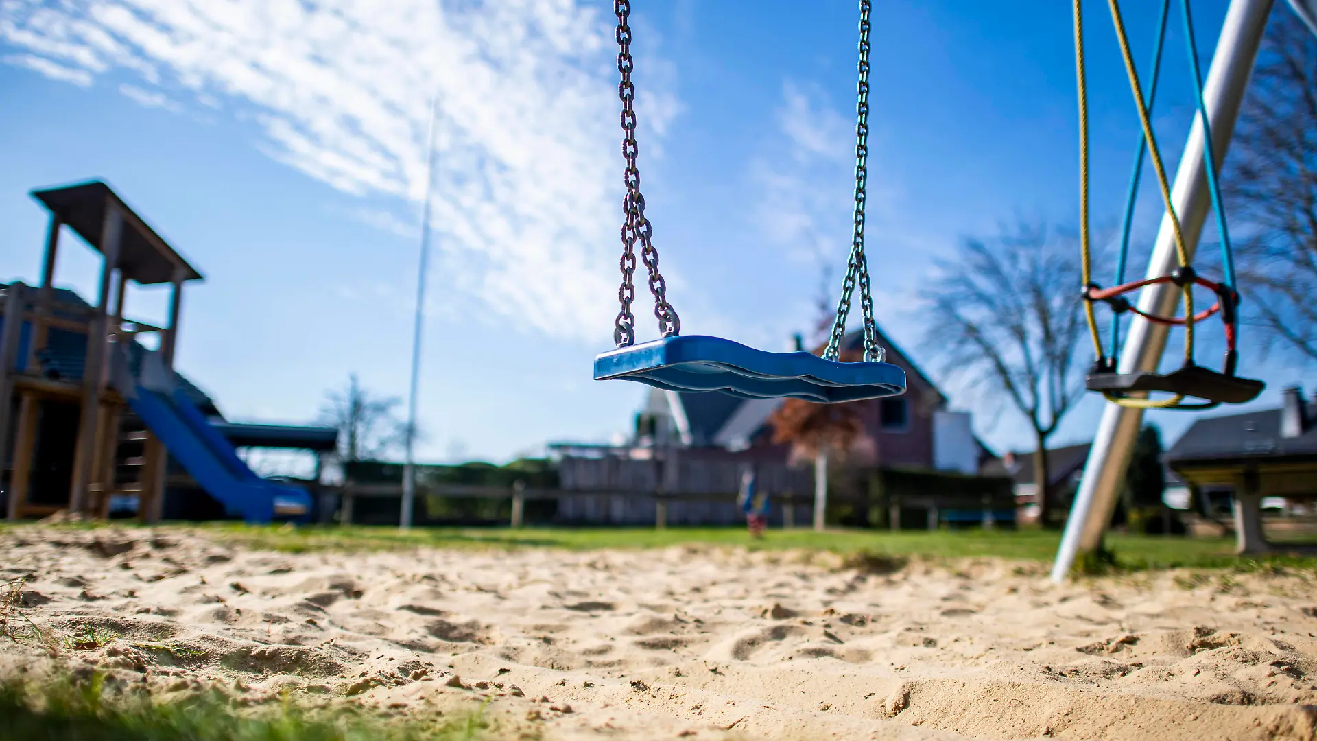 Spielplatz in Rietberg Gesellschaft: Kinder, Corona-Virus, Feature, Spielplatz in Rietberg am 17.03.2020. Anfang der Woche haben sich die Bundesregierung und die Ministerpräsidenten der Länder auf drastische Maßnahmen verständigt. Dazu gehört unter anderem die Schließung von Kindergärten, Kitas und Spielplätzen. Rietberg Nordrhein-Westfalen Deutschland *** Playground in Rietberg Society Children, Corona Virus, Feature, Playground in Rietberg on 17 03 2020 At the beginning of the week, the Federal Government and the Minister Presidents of the federal states agreed on drastic measures, including the closure of kindergartens, daycare centres and playgrounds Rietberg North Rhine-Westphalia Germany Copyright: xKirchner-Mediax