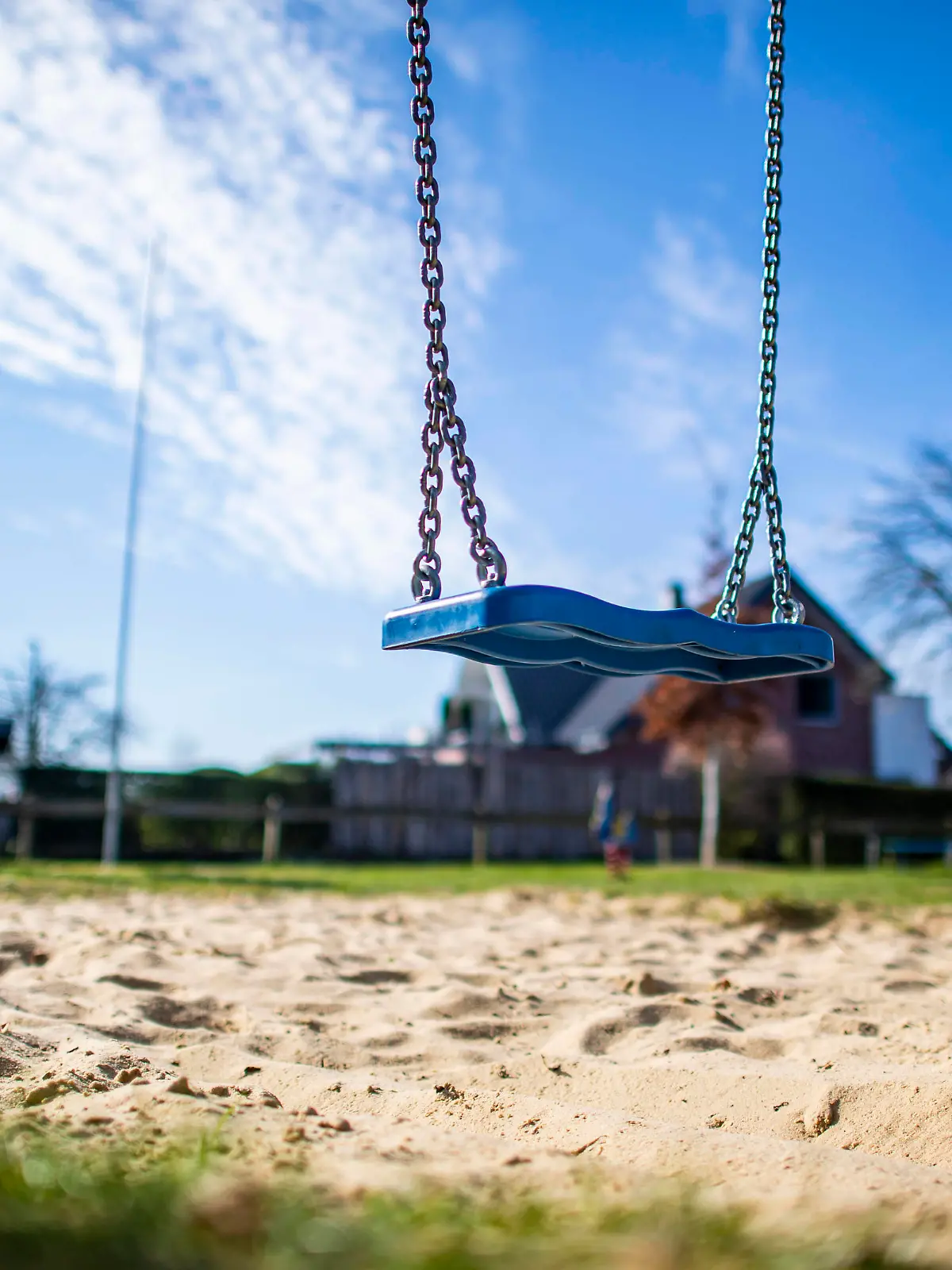  Spielplatz in Rietberg Gesellschaft: Kinder, Corona-Virus, Feature, Spielplatz in Rietberg am 17.03.2020. Anfang der Woche haben sich die Bundesregierung und die Ministerpräsidenten der Länder auf drastische Maßnahmen verständigt. Dazu gehört unter anderem die Schließung von Kindergärten, Kitas und Spielplätzen. Rietberg Nordrhein-Westfalen Deutschland *** Playground in Rietberg Society Children, Corona Virus, Feature, Playground in Rietberg on 17 03 2020 At the beginning of the week, the Federal Government and the Minister Presidents of the federal states agreed on drastic measures, including the closure of kindergartens, daycare centres and playgrounds Rietberg North Rhine-Westphalia Germany Copyright: xKirchner-Mediax