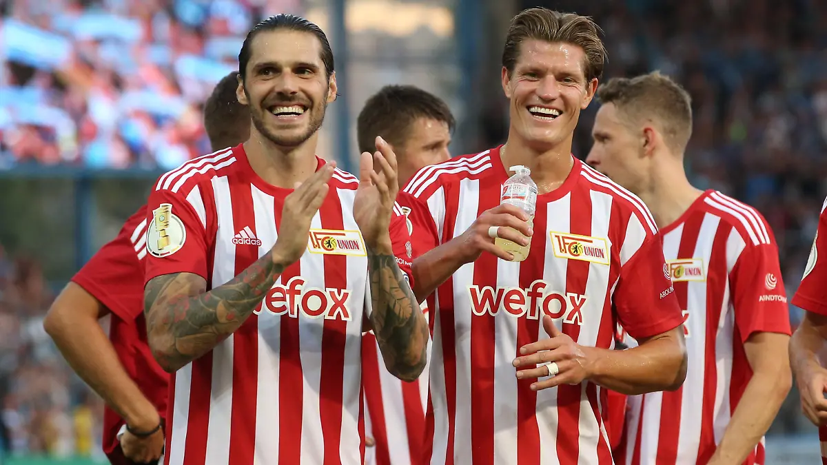 Christopher Trimmel, Kevin Behrens, Unionmannschaft feiert Sieg vor den Fans / Sport / Fußball Fussball / DFB Pokal 1.Runde / Saison 2022/2023 / 01.08.2022 / Chemnitzer FC CFC vs.1.FC Union Berlin FCU / DFL regulations prohibit any use of photographs as image sequences and/or quasi-video. /
