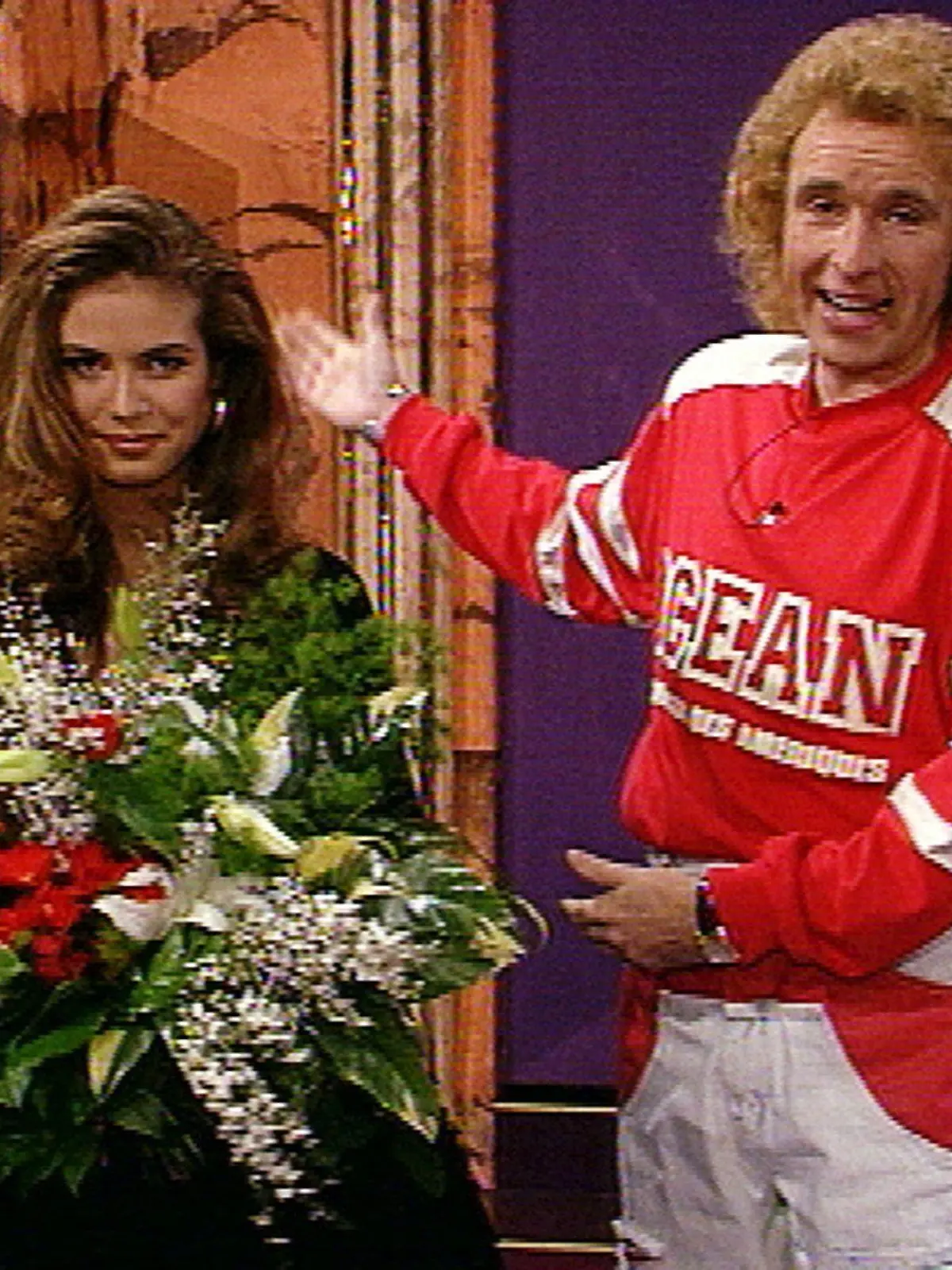 Thomas Gottschalk gratuliert Heidi Klum. Sie ist in der Endausscheidung des "Petra"-Model-Wettbewerbes
